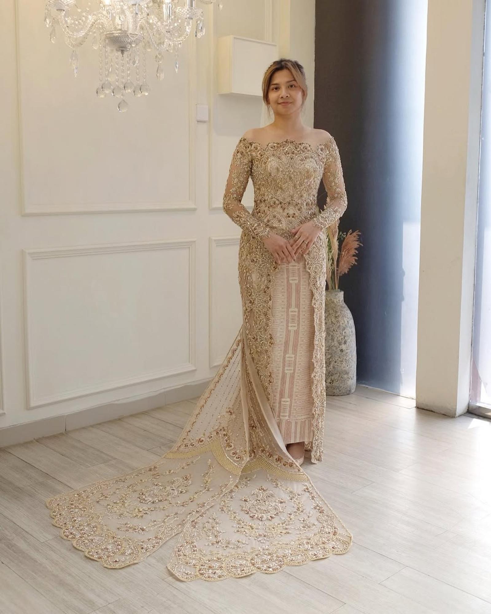 Tampil Glamor di Hari Spesial dengan Kebaya Warna Gold Mewah