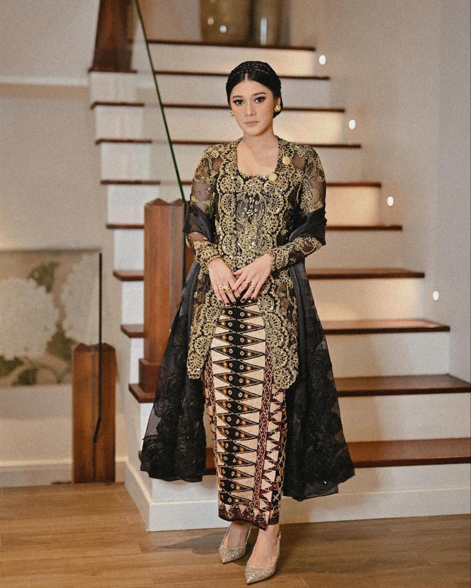 Tampil Glamor di Hari Spesial dengan Kebaya Warna Gold Mewah