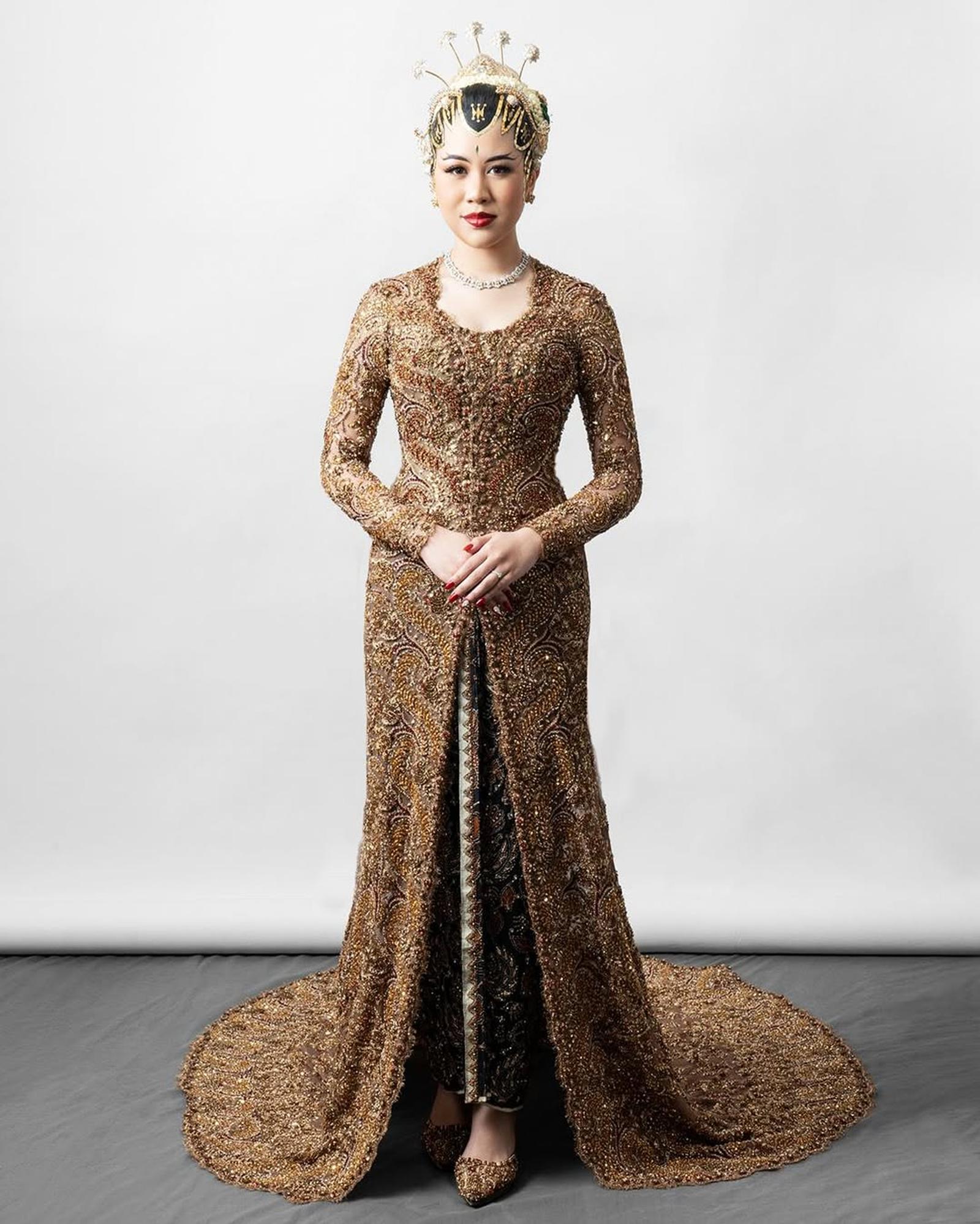 Tampil Glamor di Hari Spesial dengan Kebaya Warna Gold Mewah