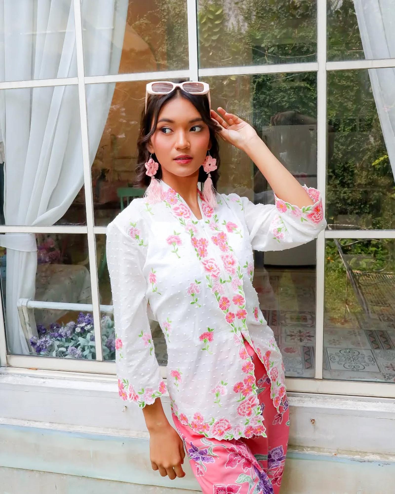 Simak, yuk! Jenis-jenis Kebaya Kancing Depan Klasik yang Timeless