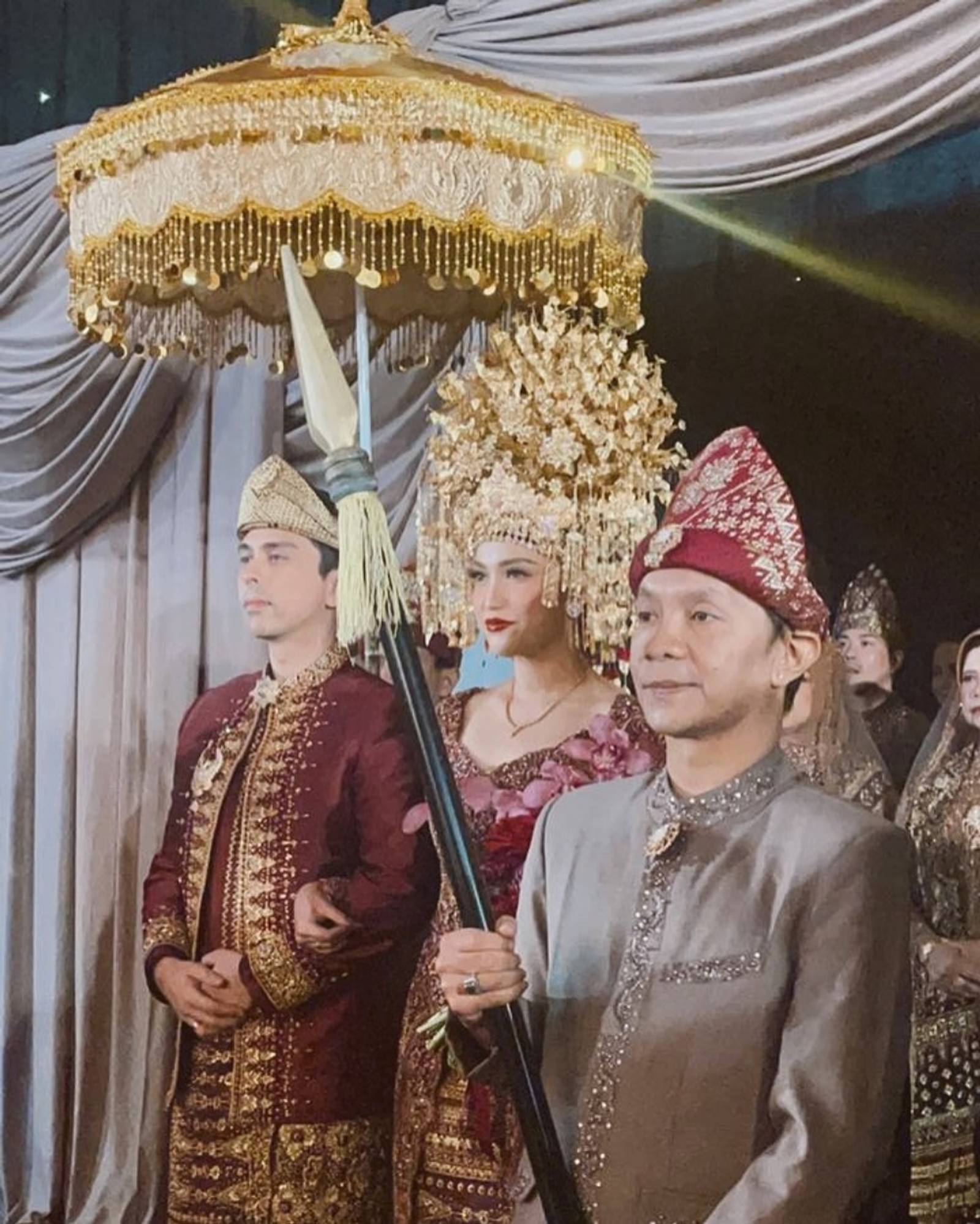 Bikin Kaget! 7 Momen Pernikahan Dewi Paramitha 'Mici' dan Kekasih