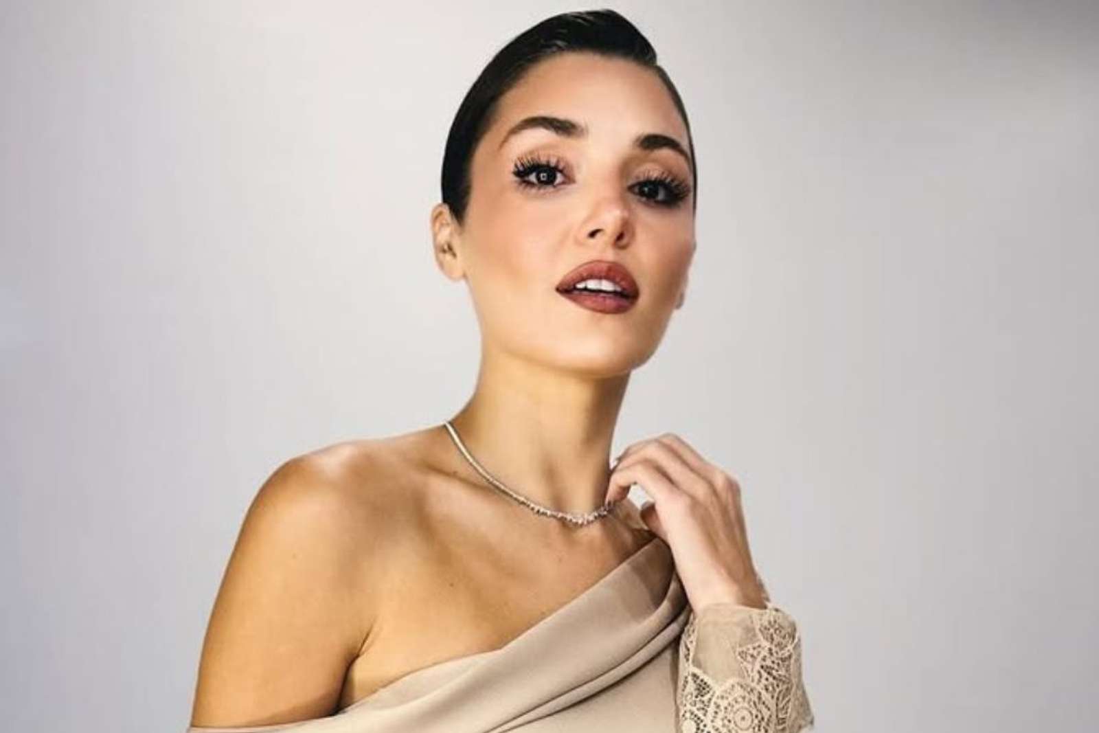 Bold and Glamor, Deretan Gaya Riasan Hande Erçel 