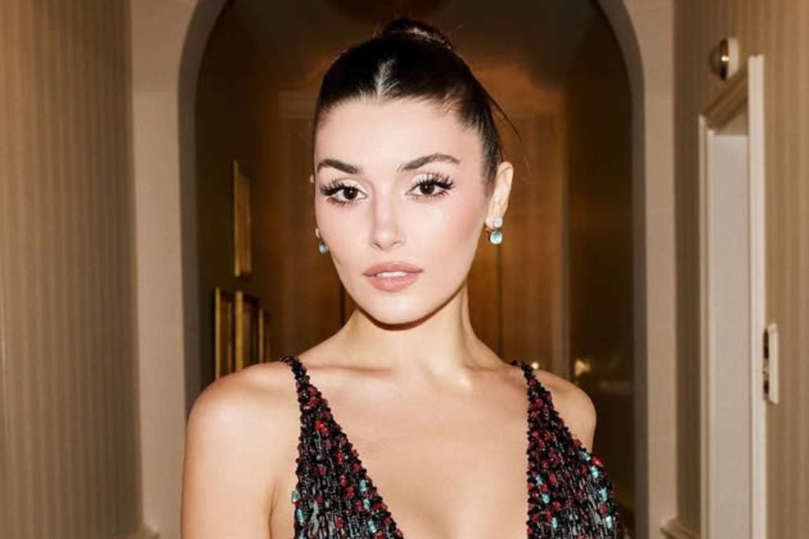 Bold and Glamor, Deretan Gaya Riasan Hande Erçel 