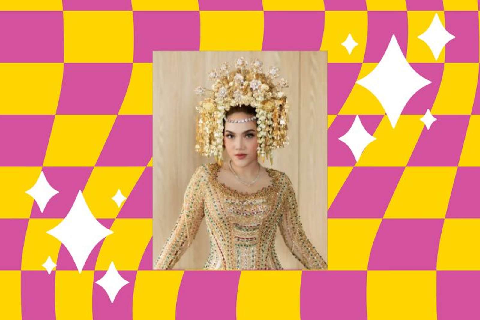 Tampil Glamor di Hari Spesial dengan Kebaya Warna Gold Mewah