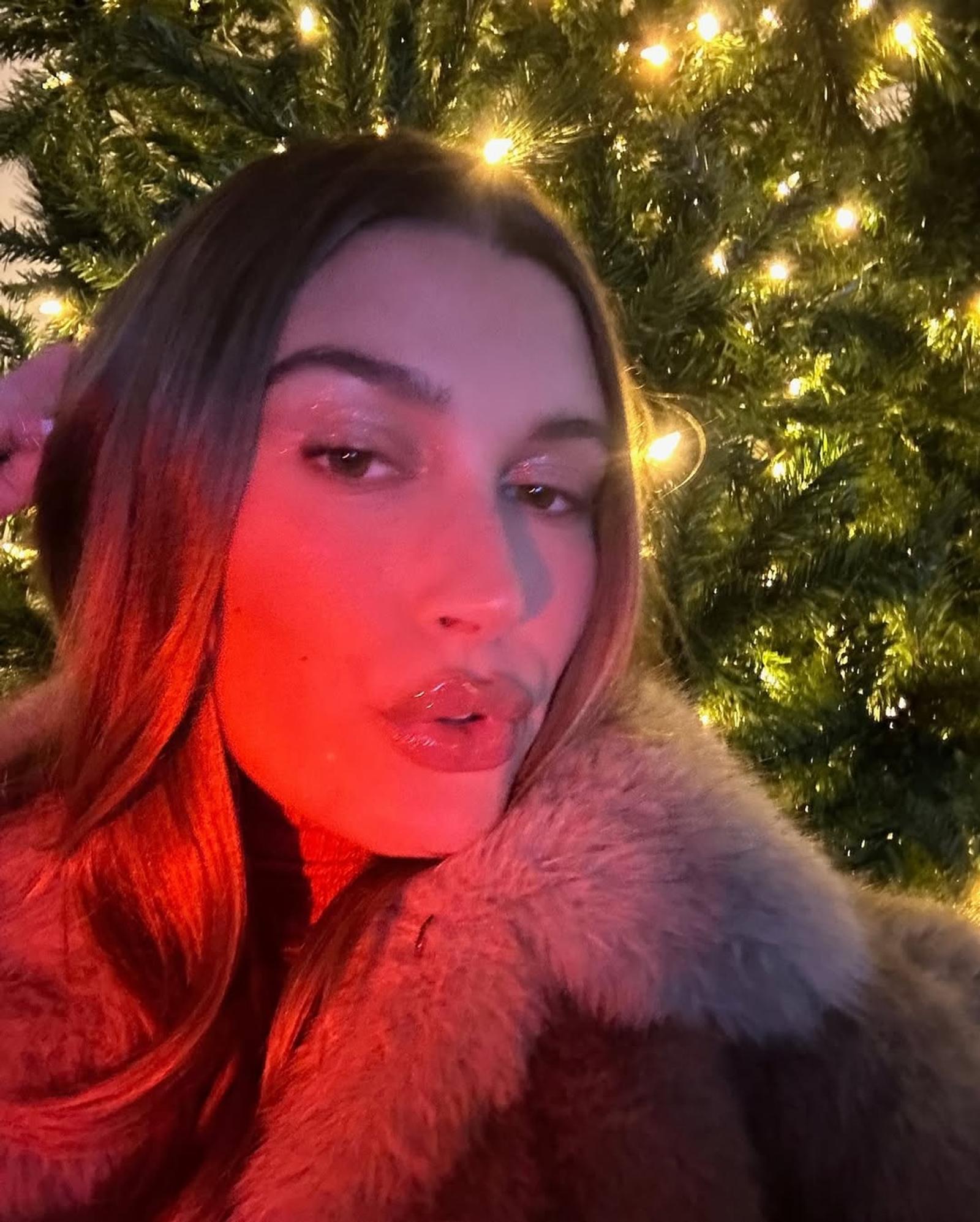 5 Gaya Artis Hollywood saat Merayakan Natal 2024