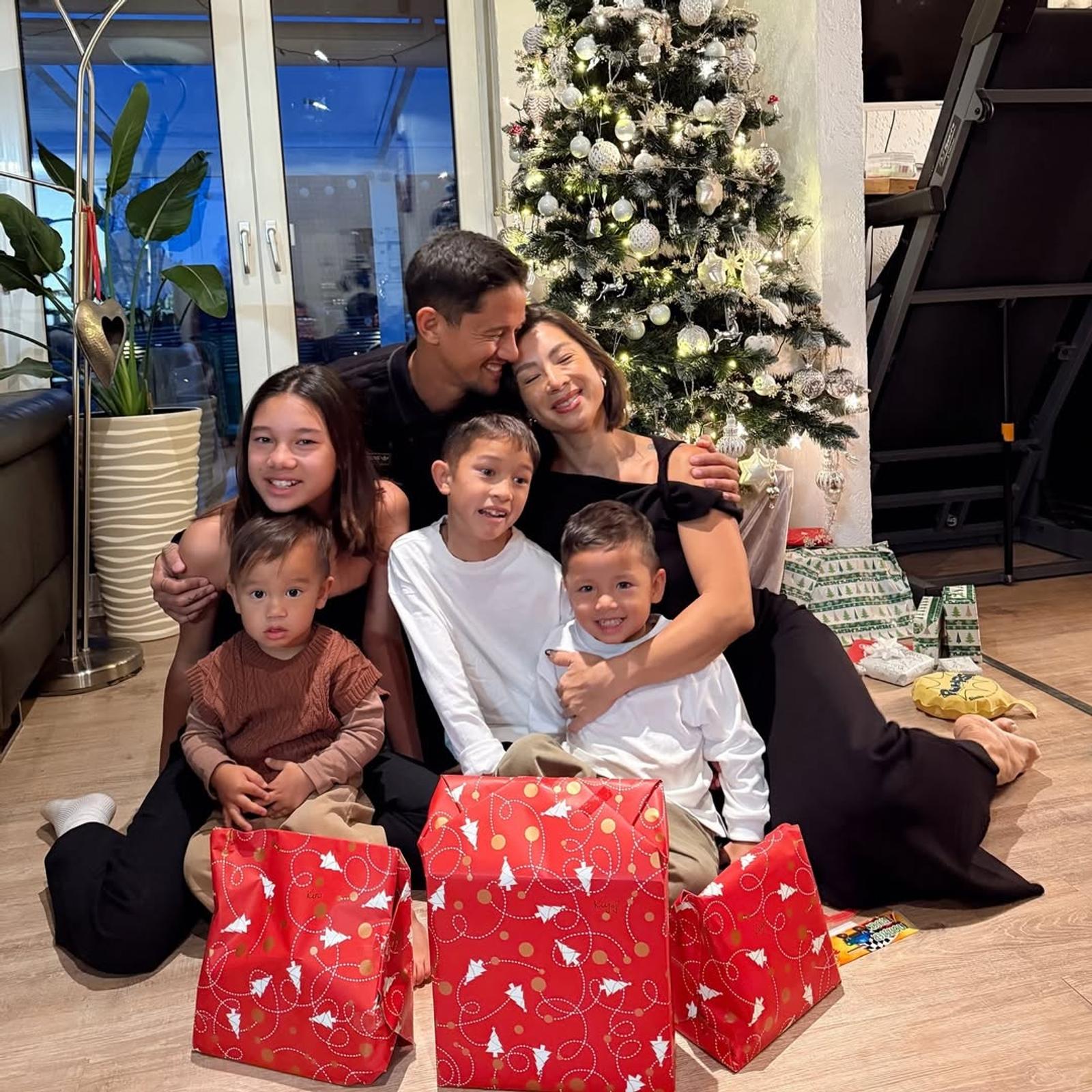 Couple Goals! Gaya Kompak Artis di Hari Natal Bareng Pasangan