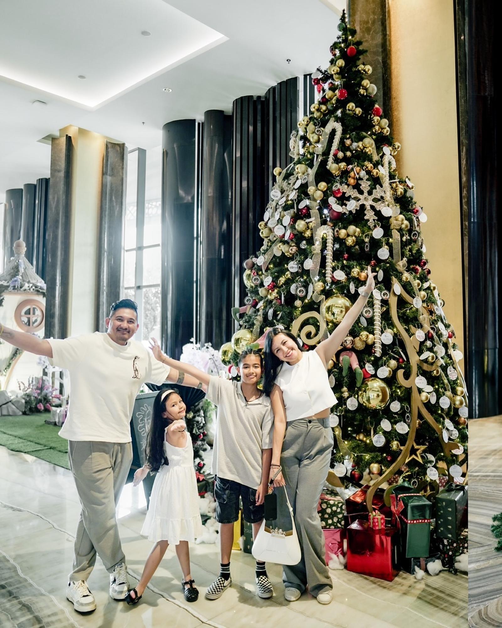 Couple Goals! Gaya Kompak Artis di Hari Natal Bareng Pasangan