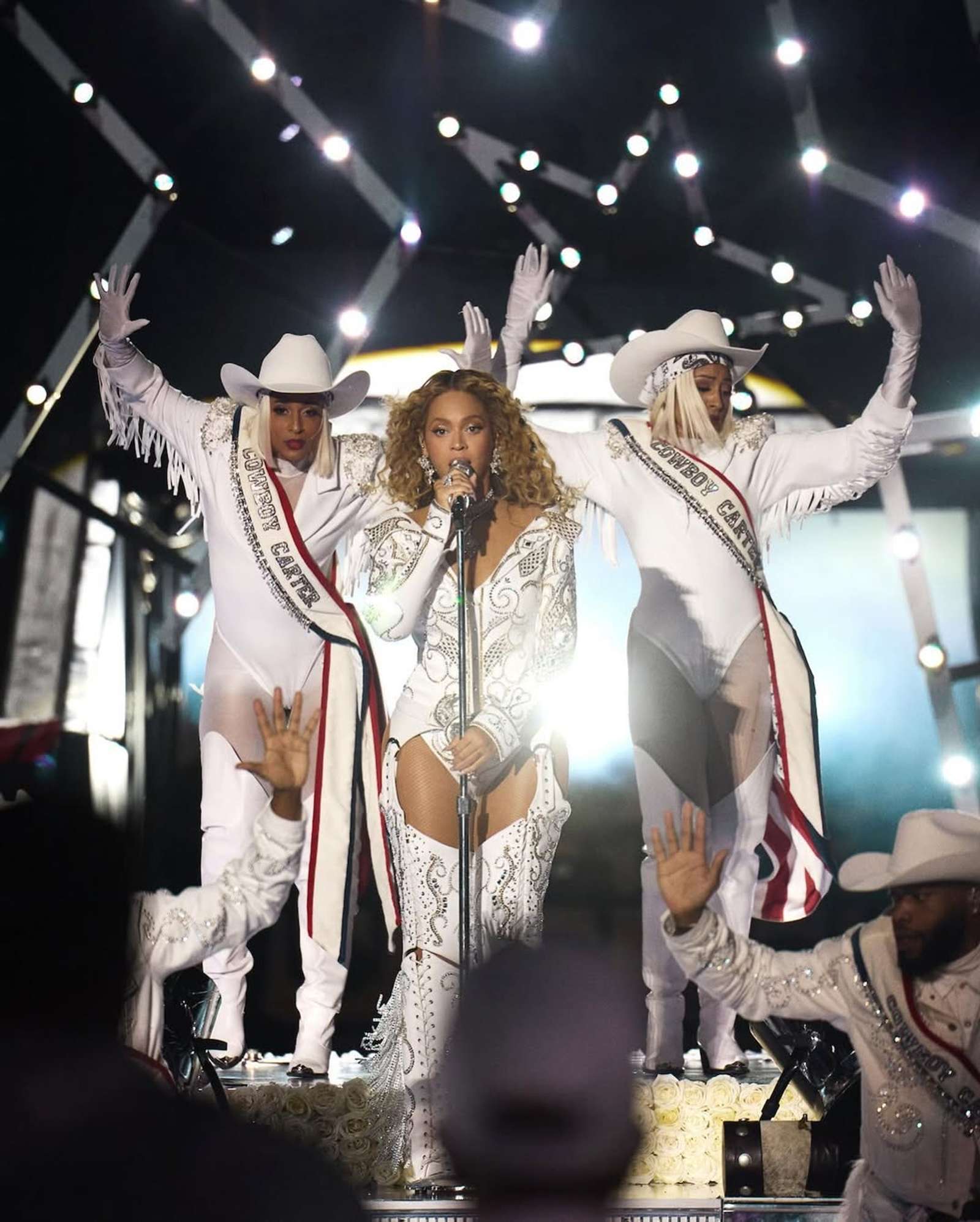 Penampilan Serba Putih  Beyoncé di Konser Beyonce Bowl 2024