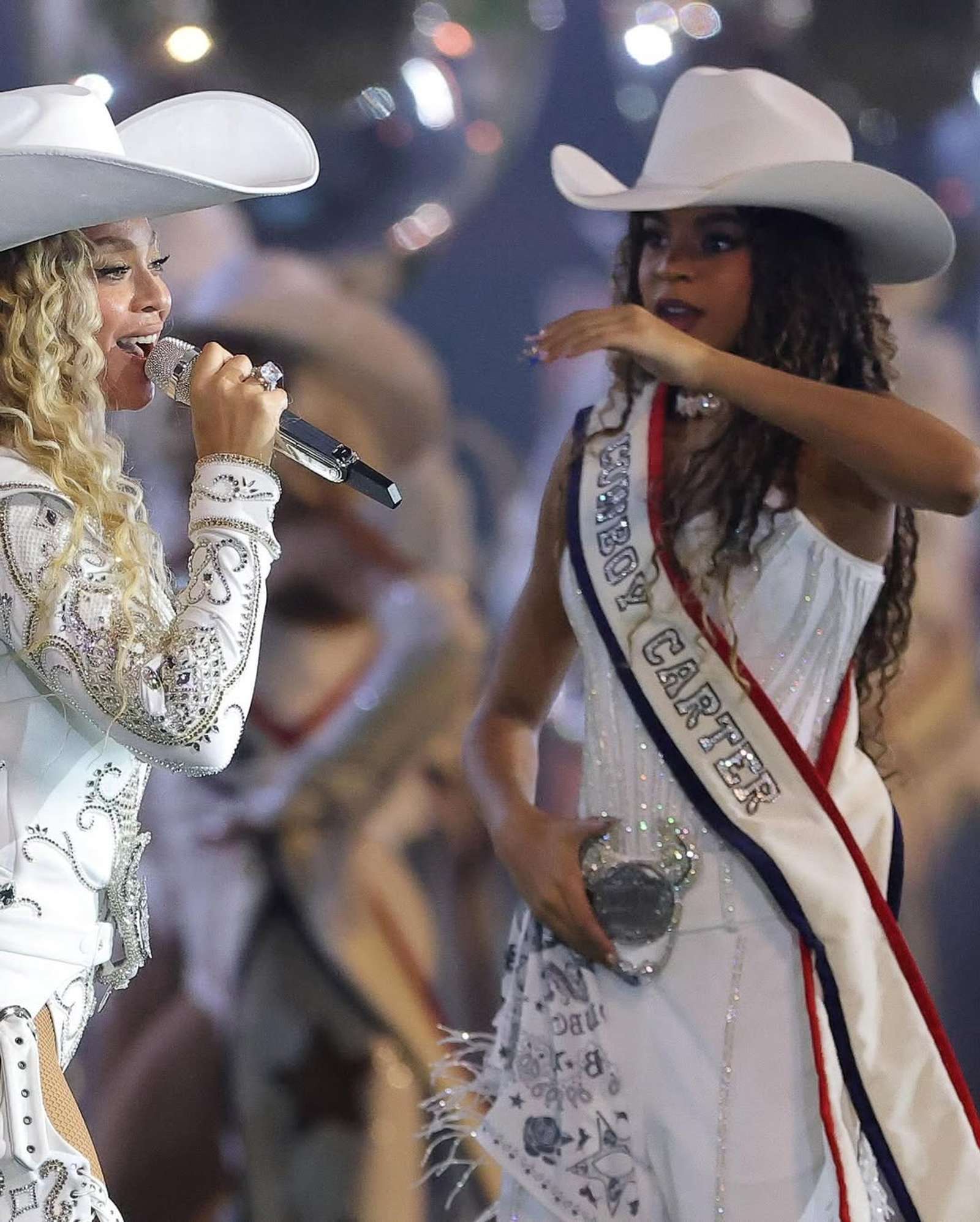 Penampilan Serba Putih  Beyoncé di Konser Beyonce Bowl 2024