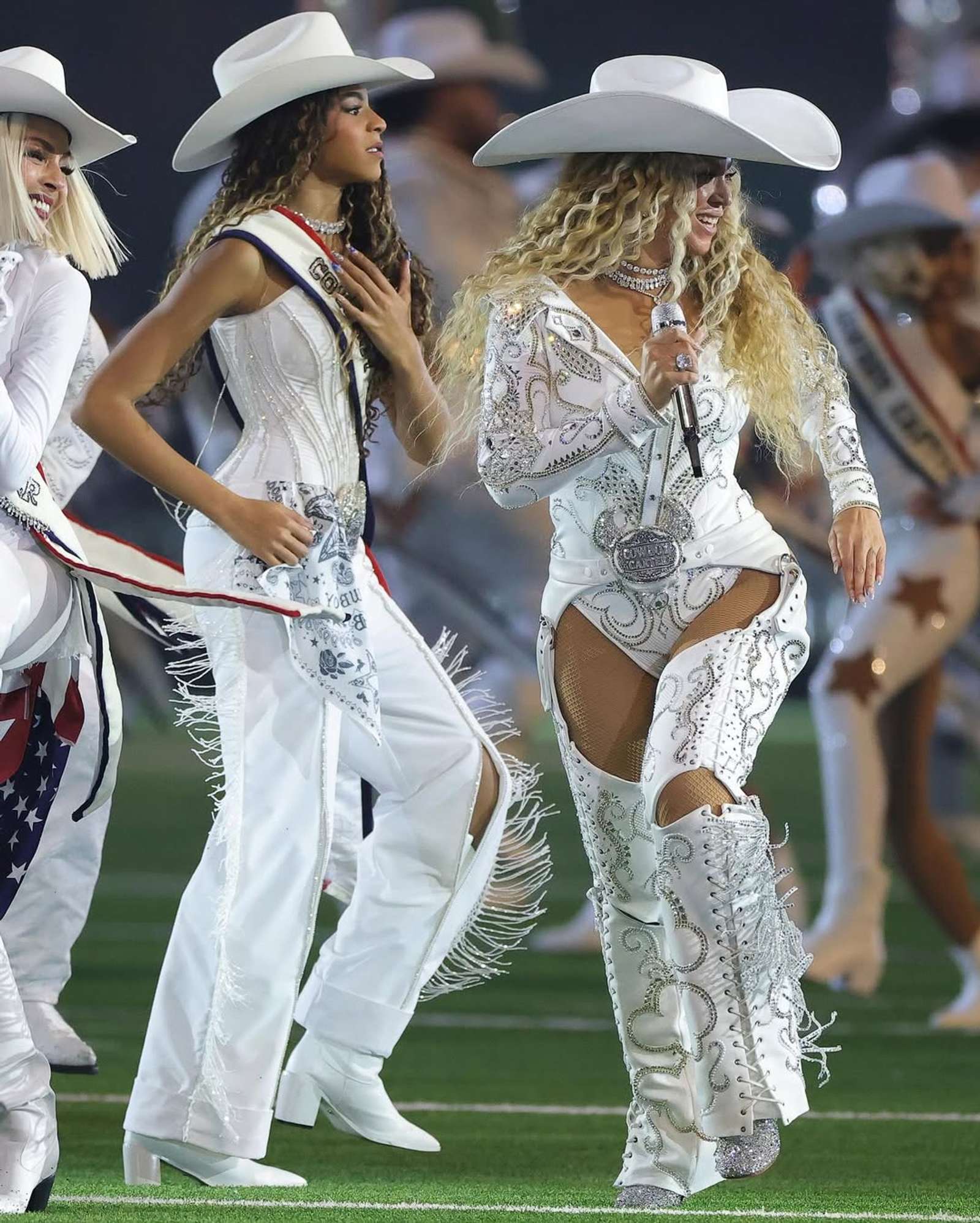 Penampilan Serba Putih  Beyoncé di Konser Beyonce Bowl 2024