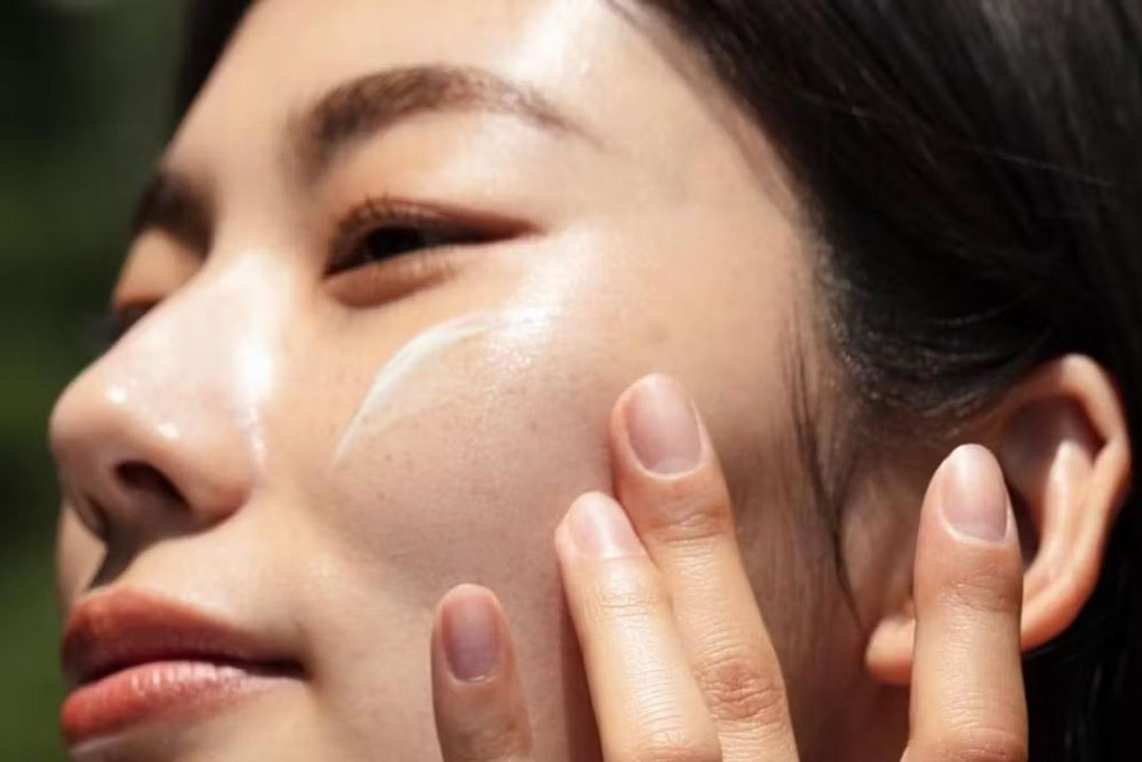 Setelah Pakai Sunscreen, Boleh Pakai Bedak? Ini Penjelasannya! 