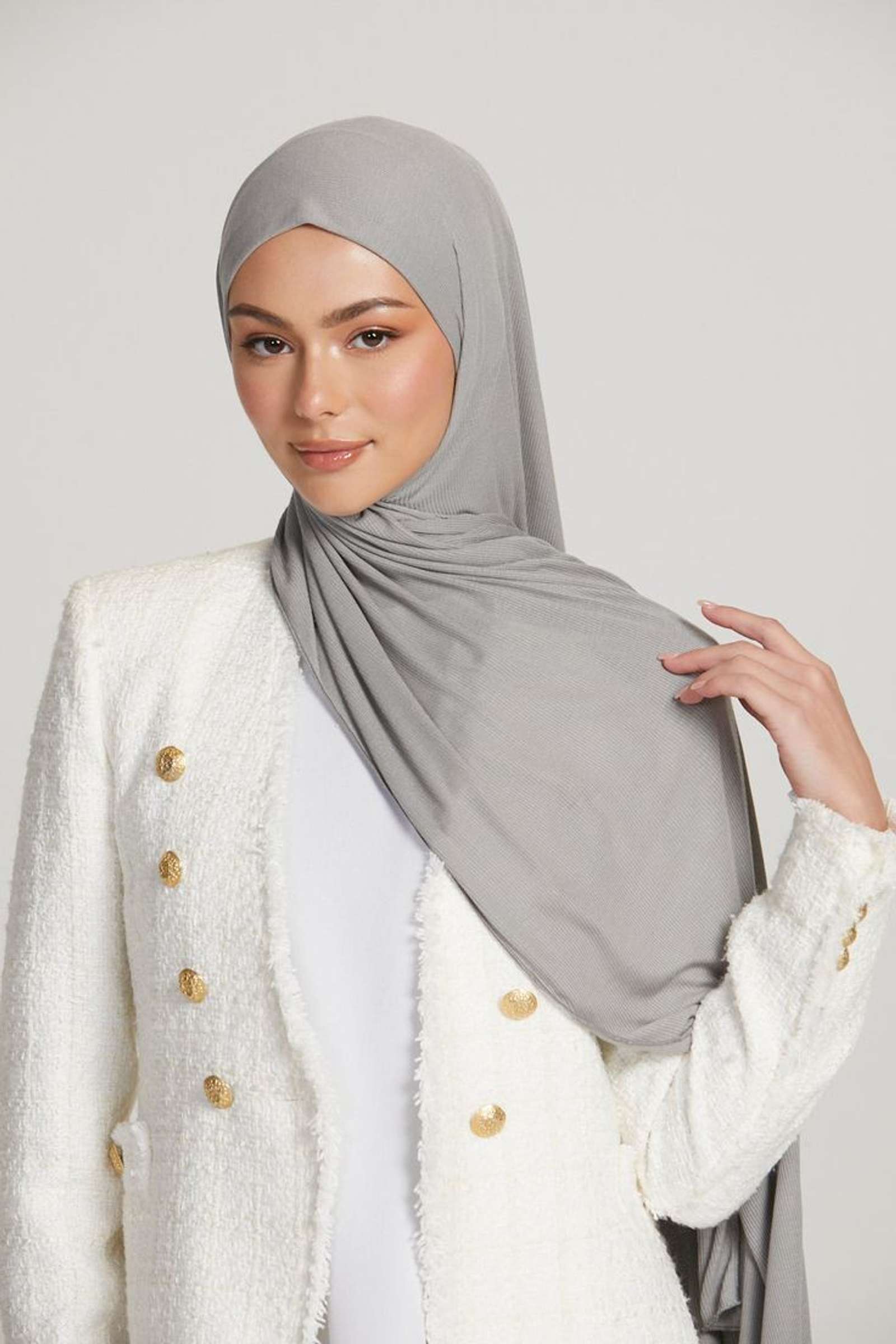 8 Rekomendasi Warna Hijab yang Cocok Untuk Semua Warna Baju