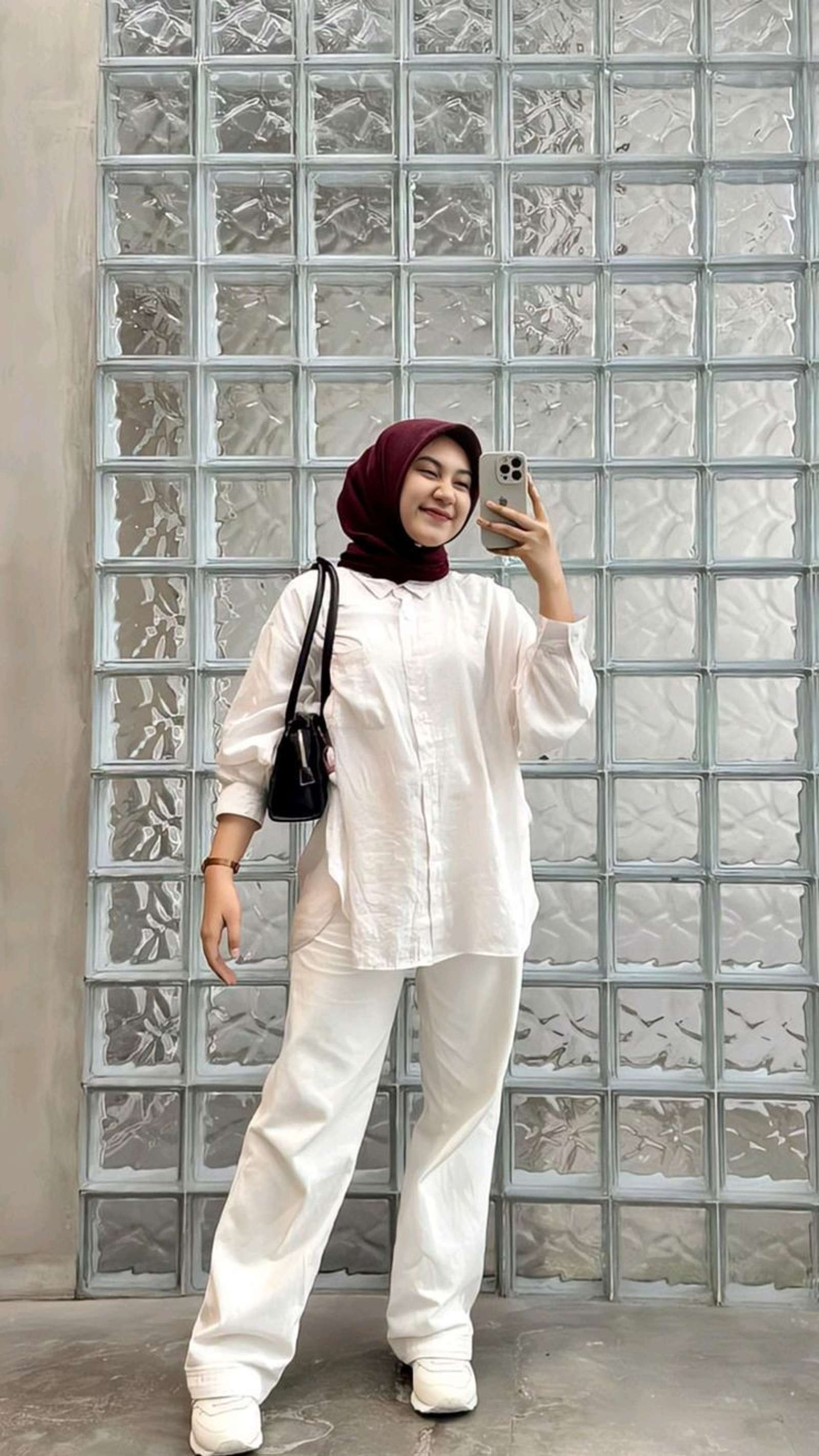 Baju Putih Cocok dengan Celana Warna Apa? Ini Mix and Match-nya