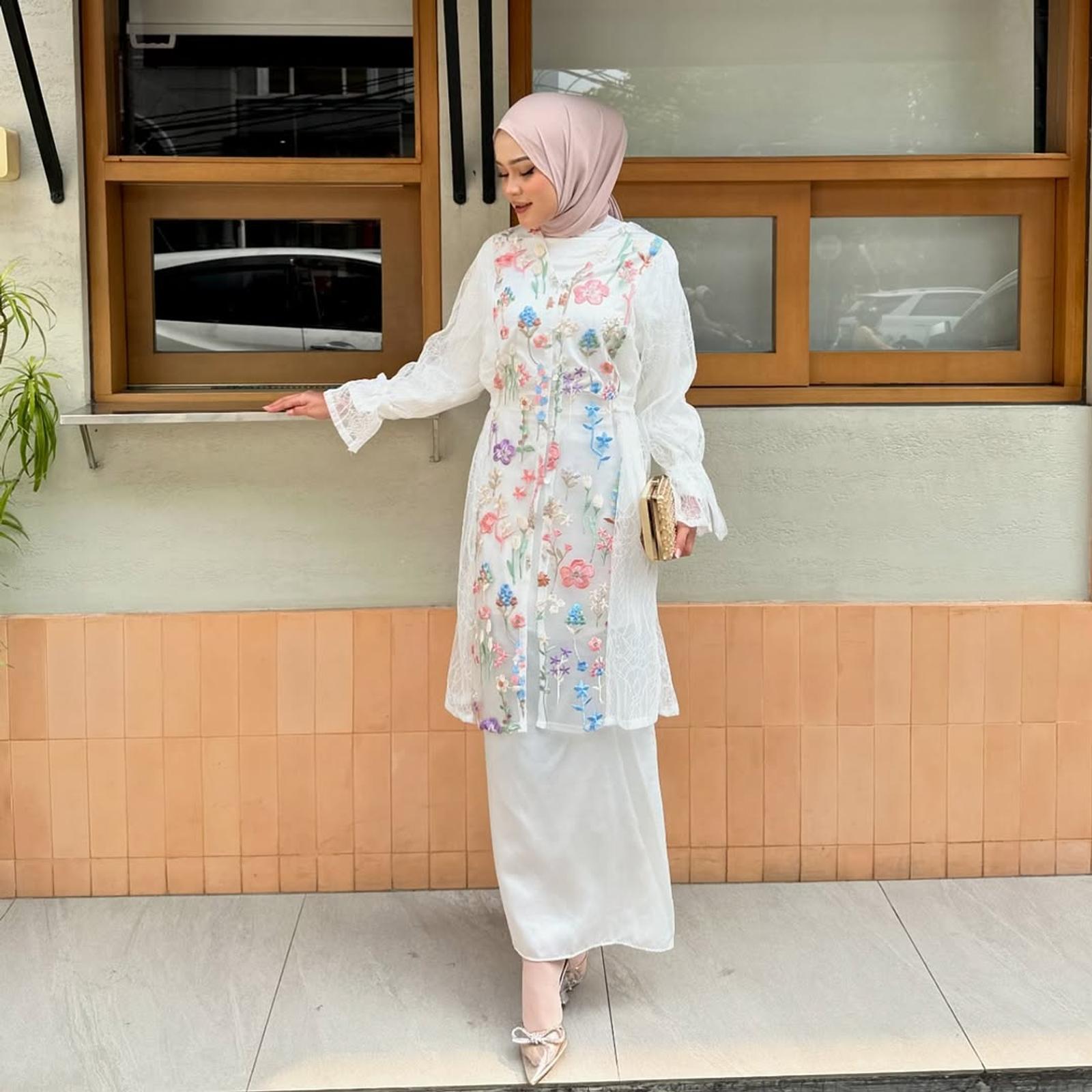 Referensi Model Kebaya Wisuda Simpel dan Elegan Berhijab