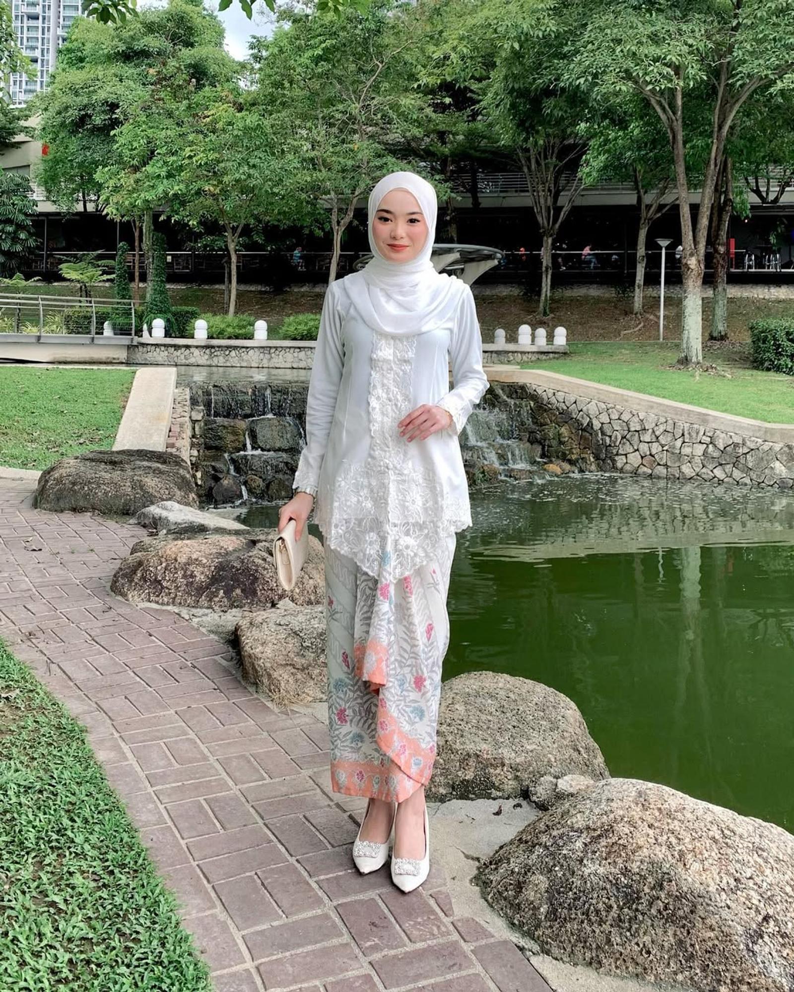 Referensi Model Kebaya Wisuda Simpel dan Elegan Berhijab