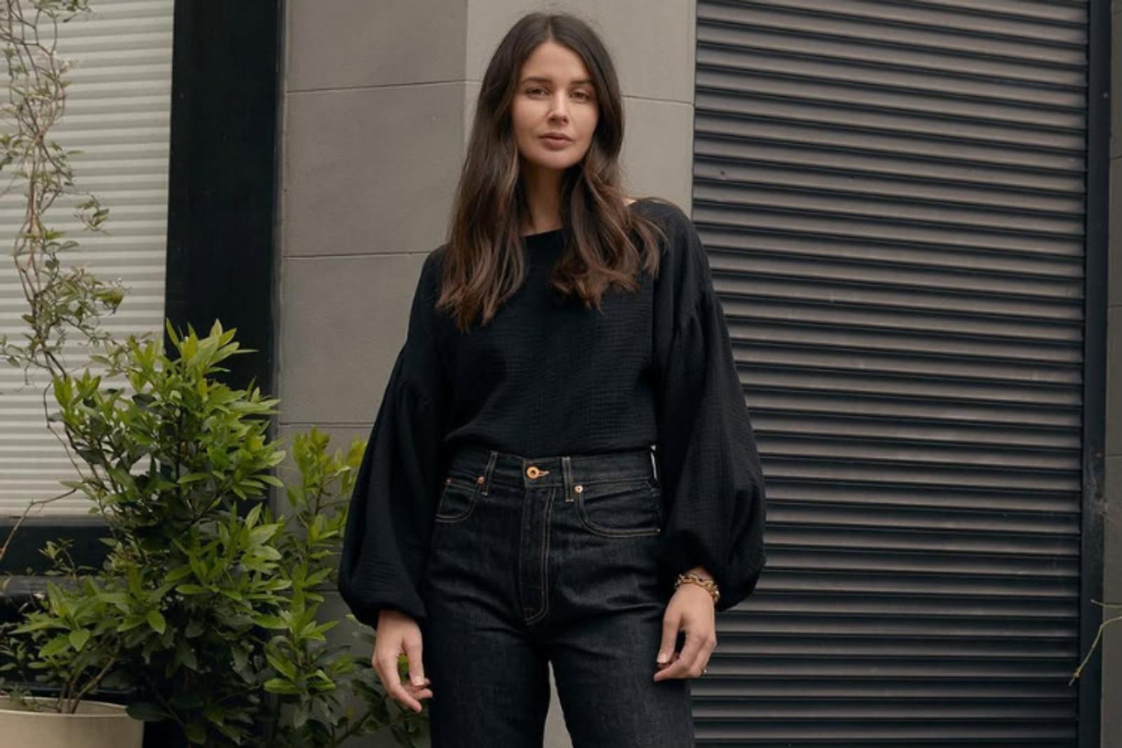 Tampilan Monokromatik untuk OOTD Smart Casual ke Kantor