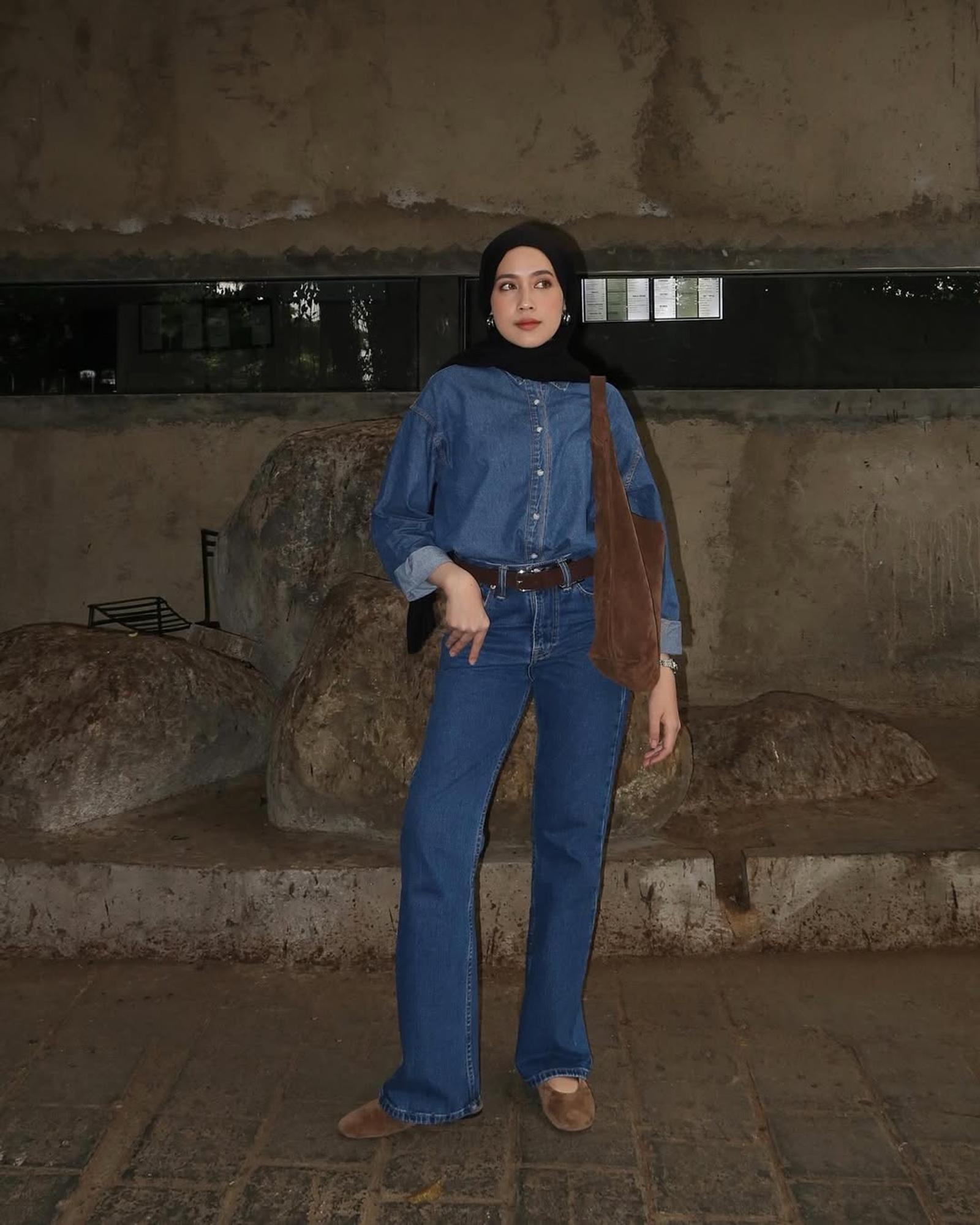 Tampilan Monokromatik untuk OOTD Smart Casual ke Kantor