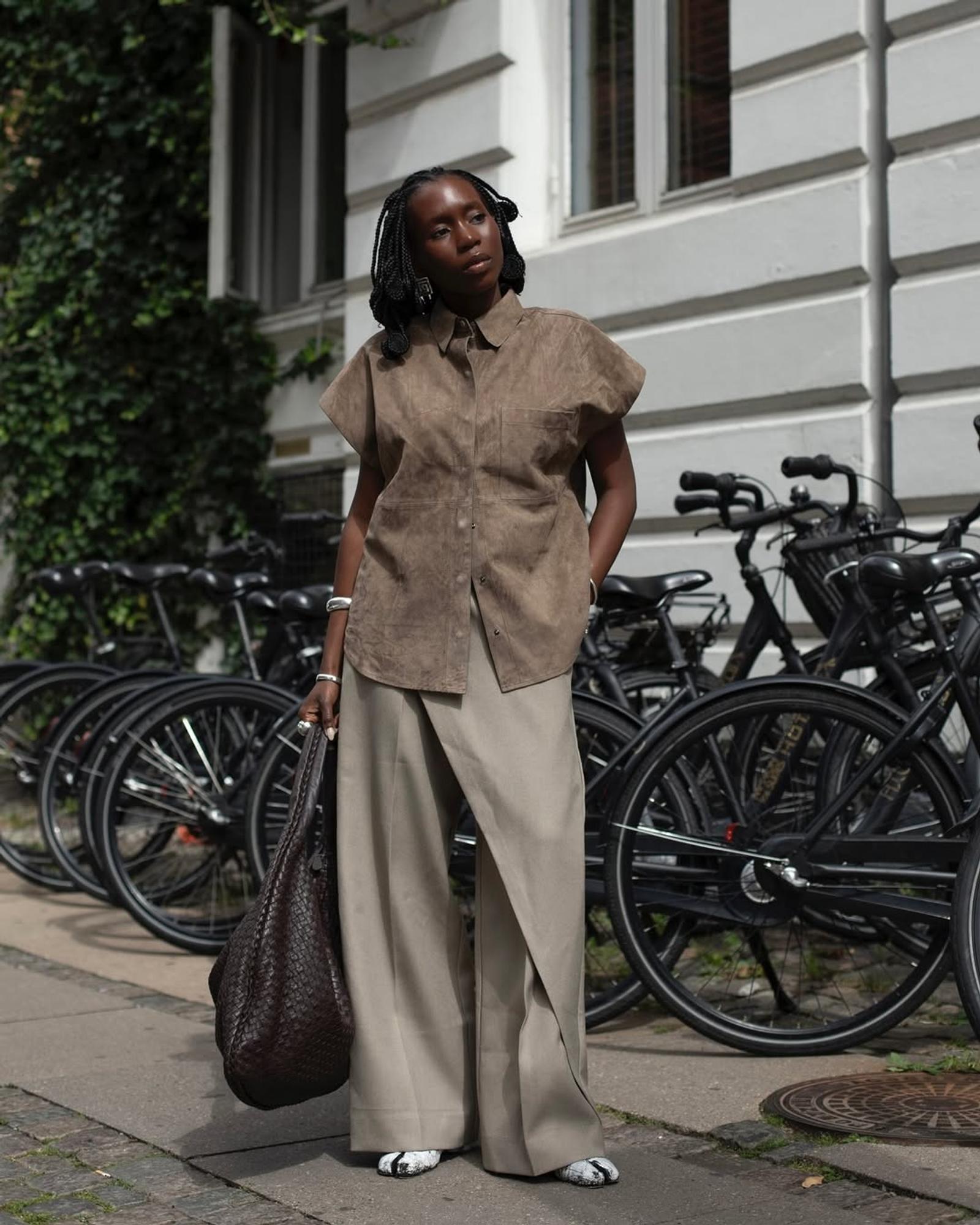 Tampilan Monokromatik untuk OOTD Smart Casual ke Kantor