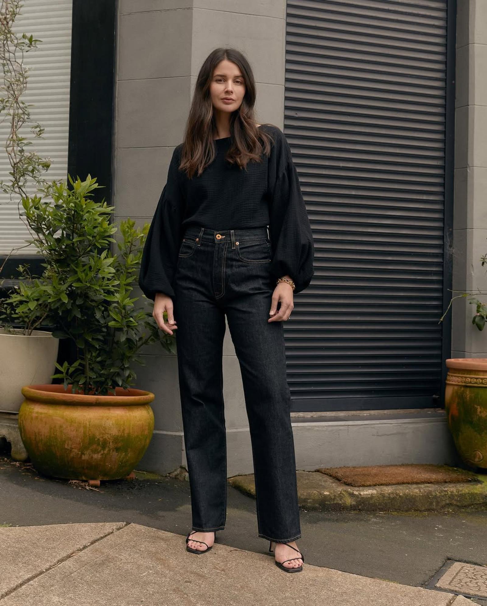 Tampilan Monokromatik untuk OOTD Smart Casual ke Kantor