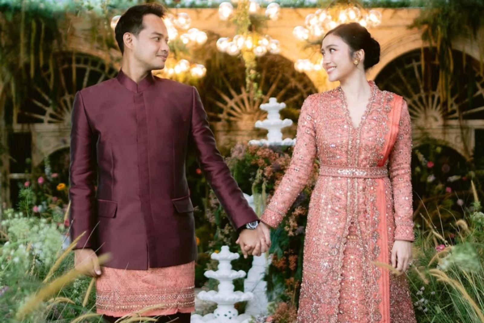 Tampil Serasi di Hari Spesial dengan Baju Tunangan Couple Modern
