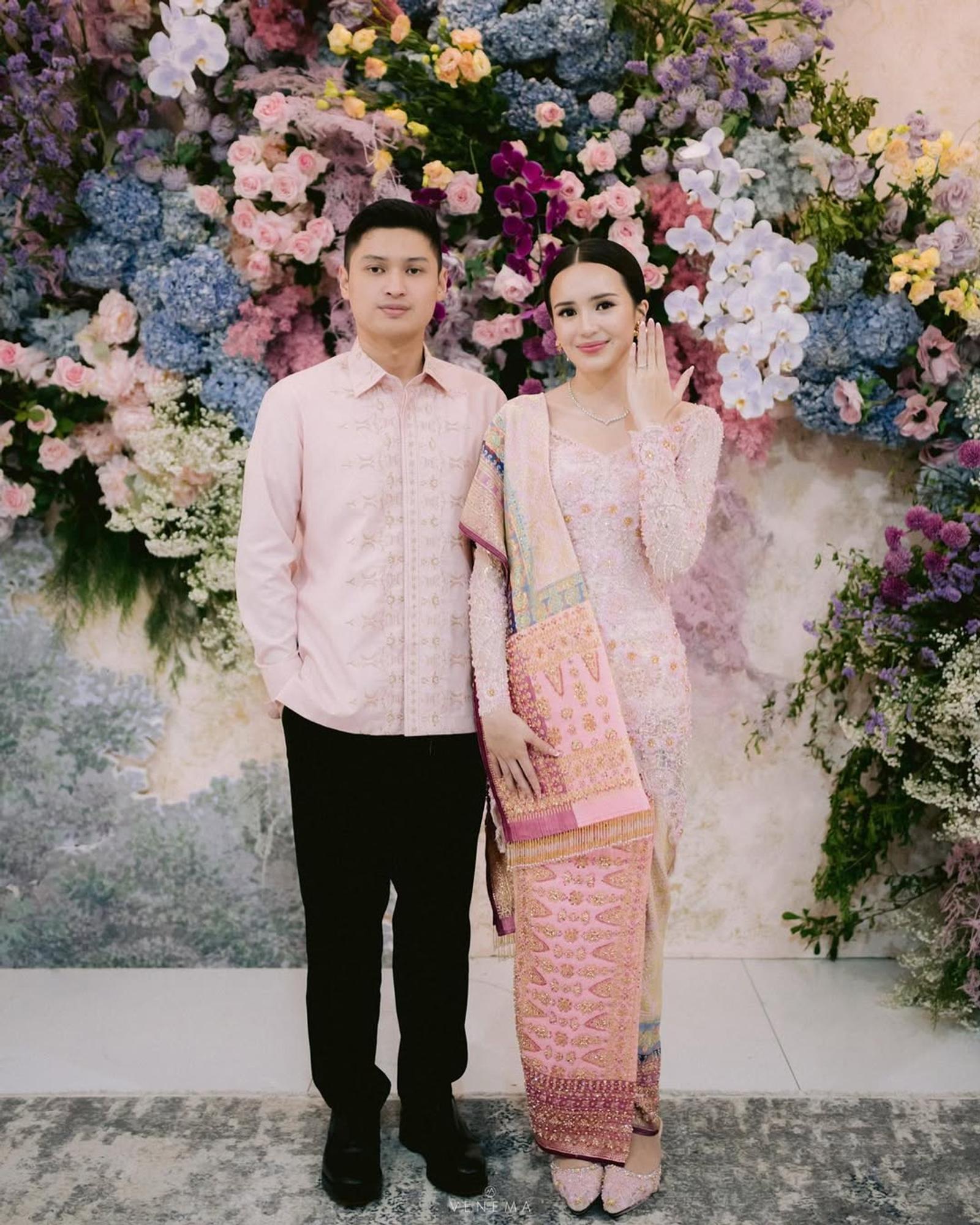 Tampil Serasi di Hari Spesial dengan Baju Tunangan Couple Modern