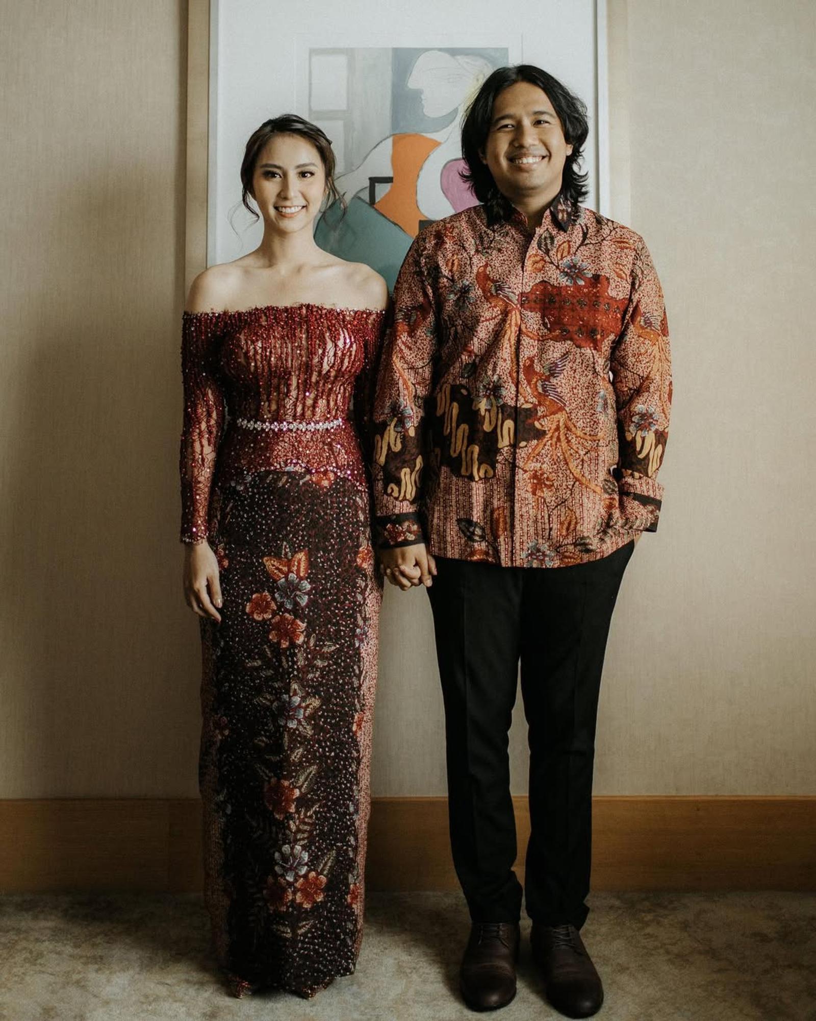 Tampil Serasi di Hari Spesial dengan Baju Tunangan Couple Modern