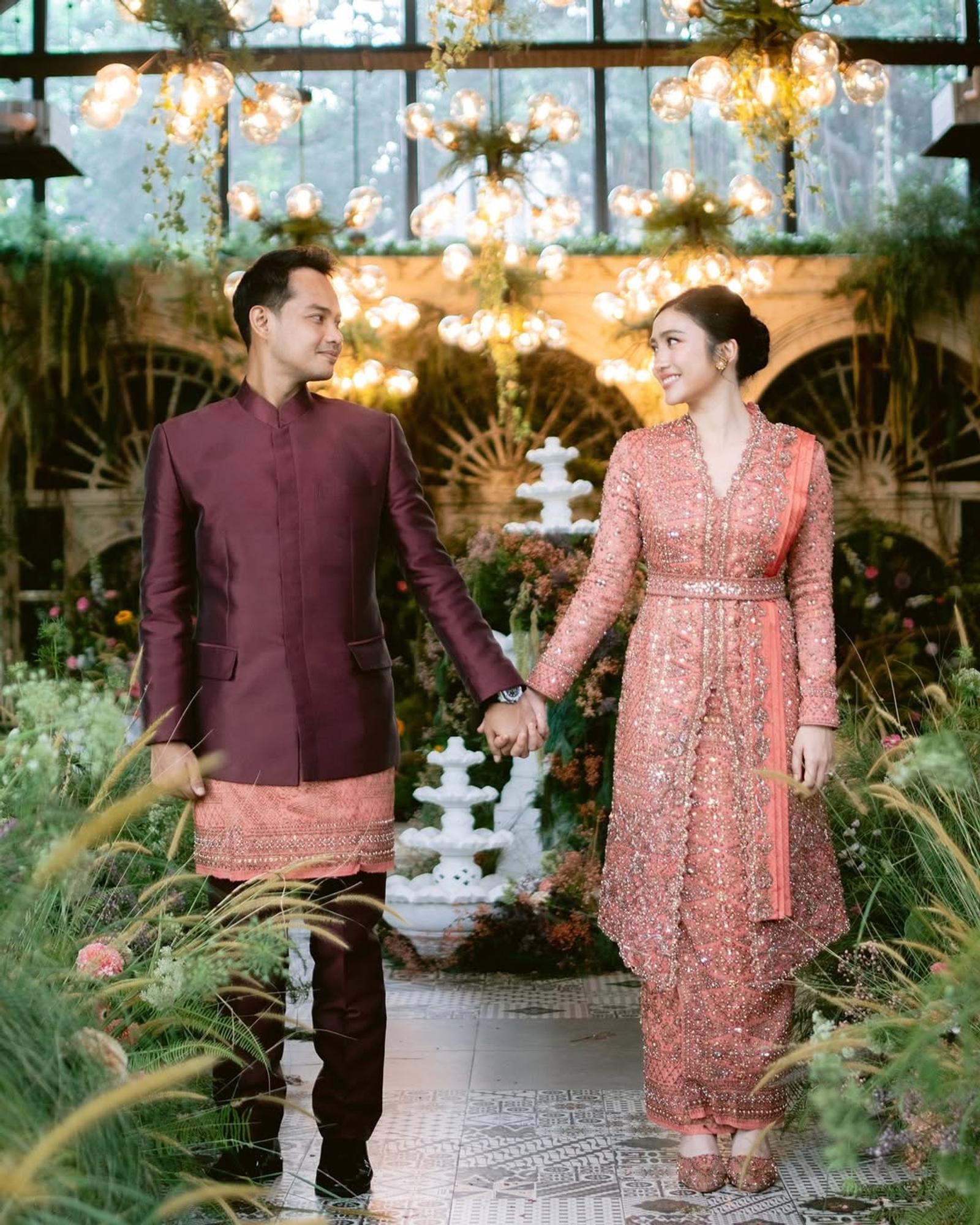 Tampil Serasi di Hari Spesial dengan Baju Tunangan Couple Modern