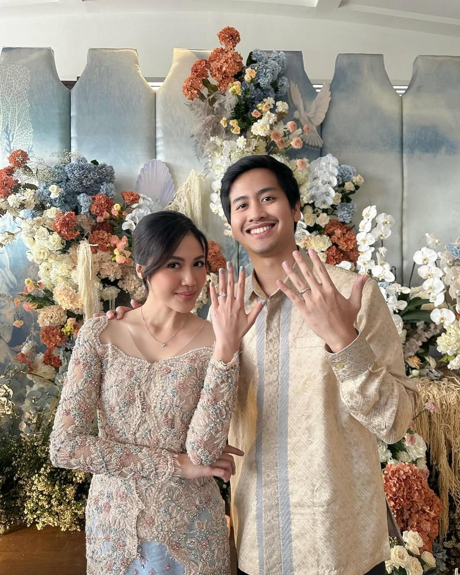 Tampil Serasi di Hari Spesial dengan Baju Tunangan Couple Modern
