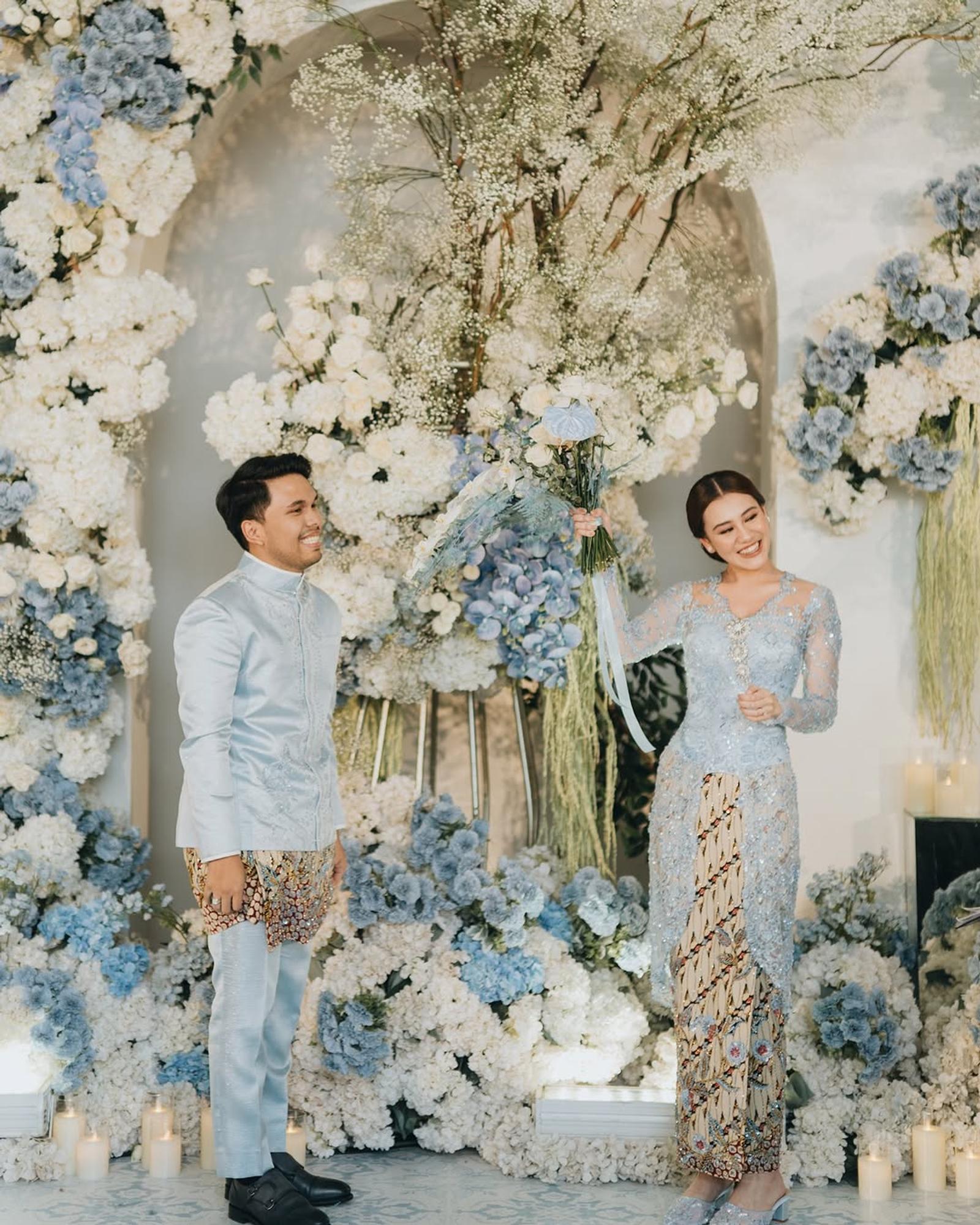 Tampil Serasi di Hari Spesial dengan Baju Tunangan Couple Modern