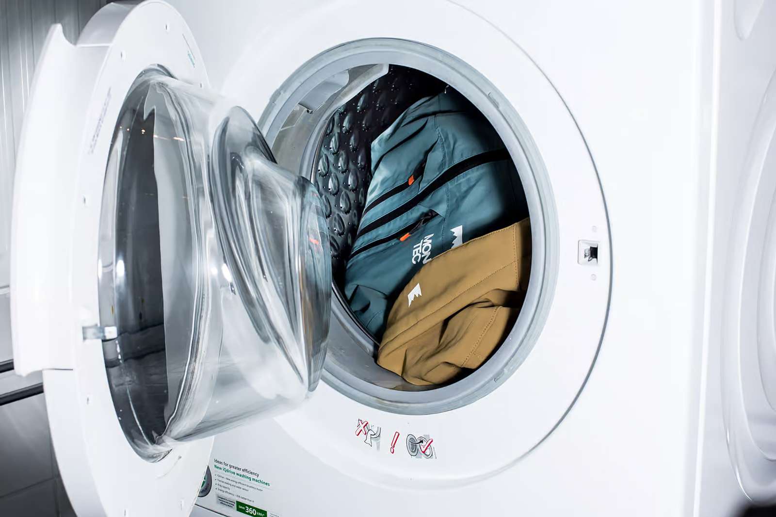 5 Tips Mudah Cara Mencuci Jaket Parasut, Nggak Perlu ke Laundry!