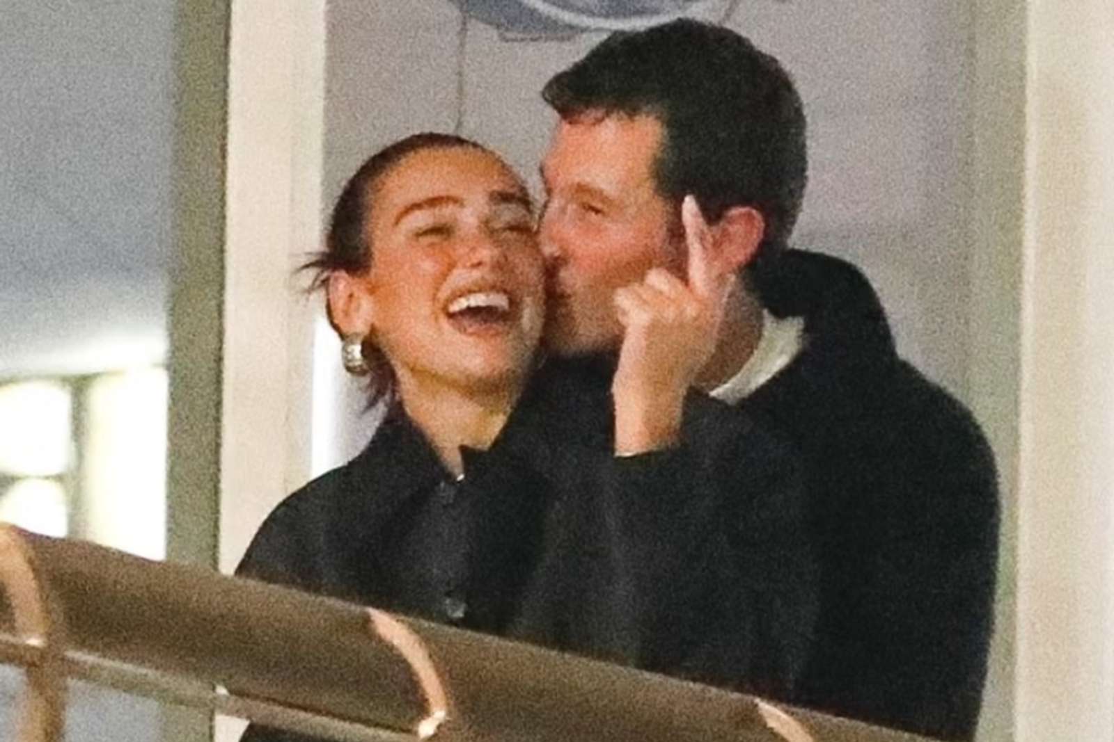 Baru Tunangan, Ini Kisah Cinta Dua Lipa dan Callum Turner