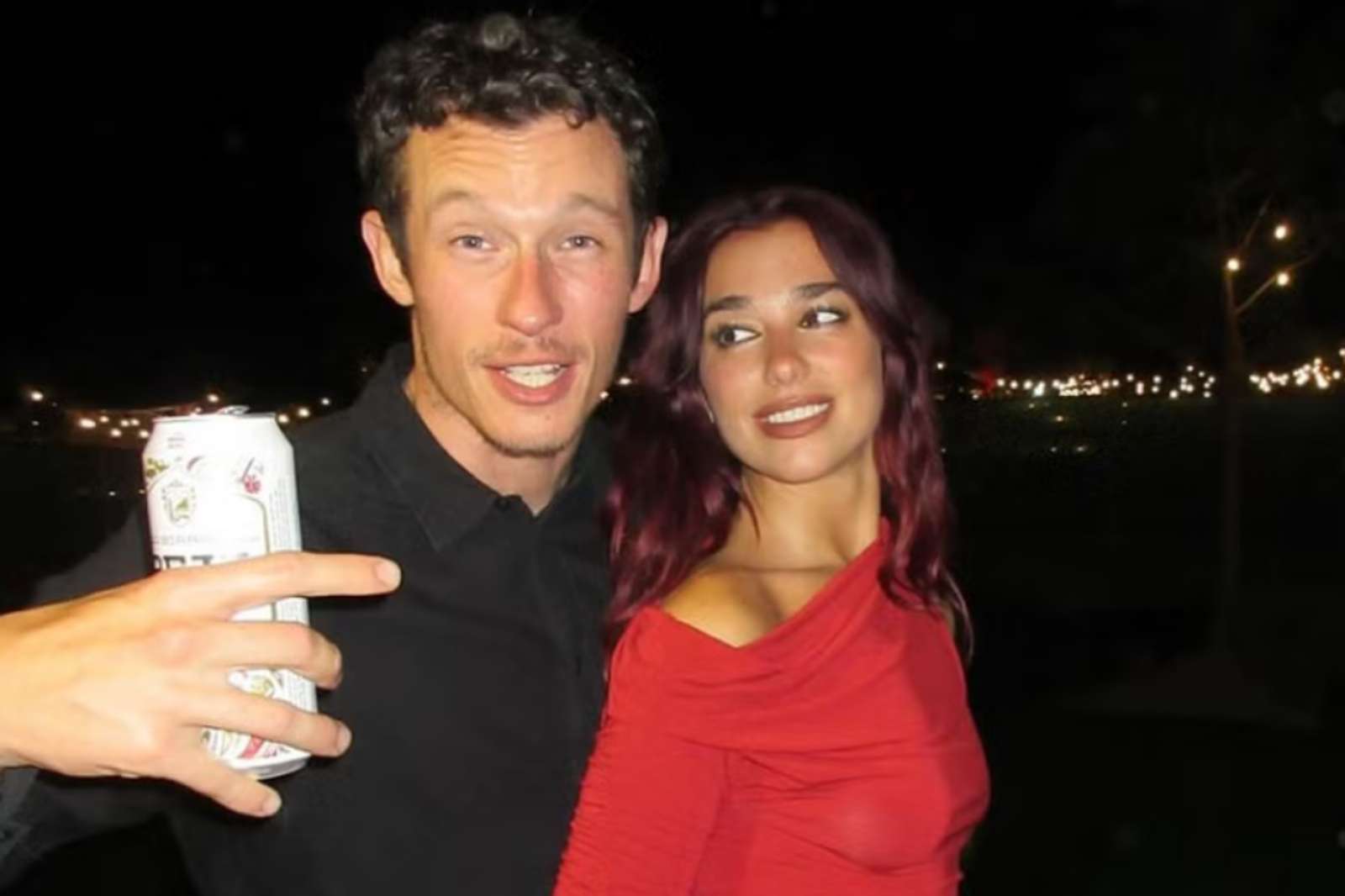 Baru Tunangan, Ini Kisah Cinta Dua Lipa dan Callum Turner