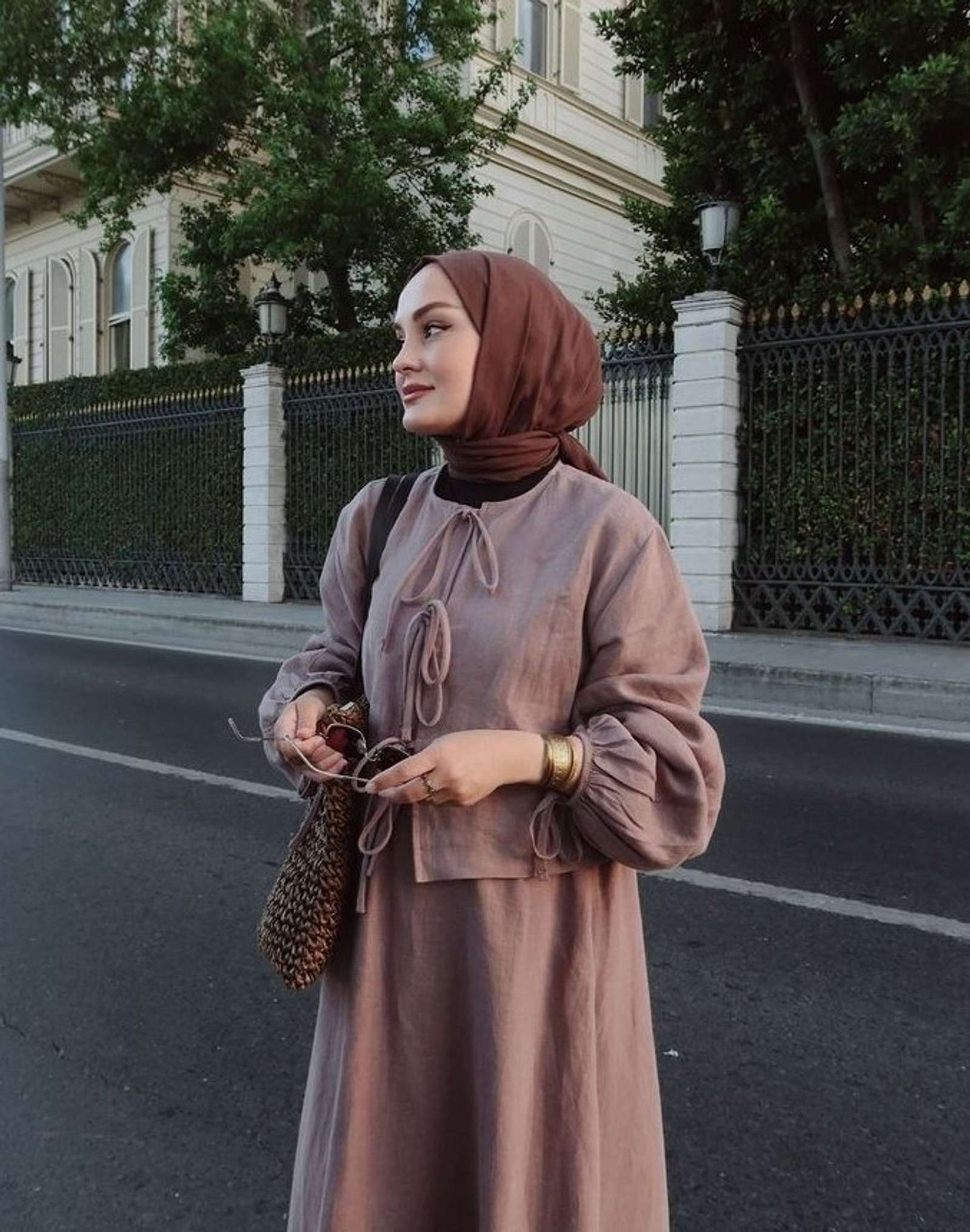 Jilbab Mocha Mousse Cocok dengan Baju Warna Apa? Ini 8 Pilihannya