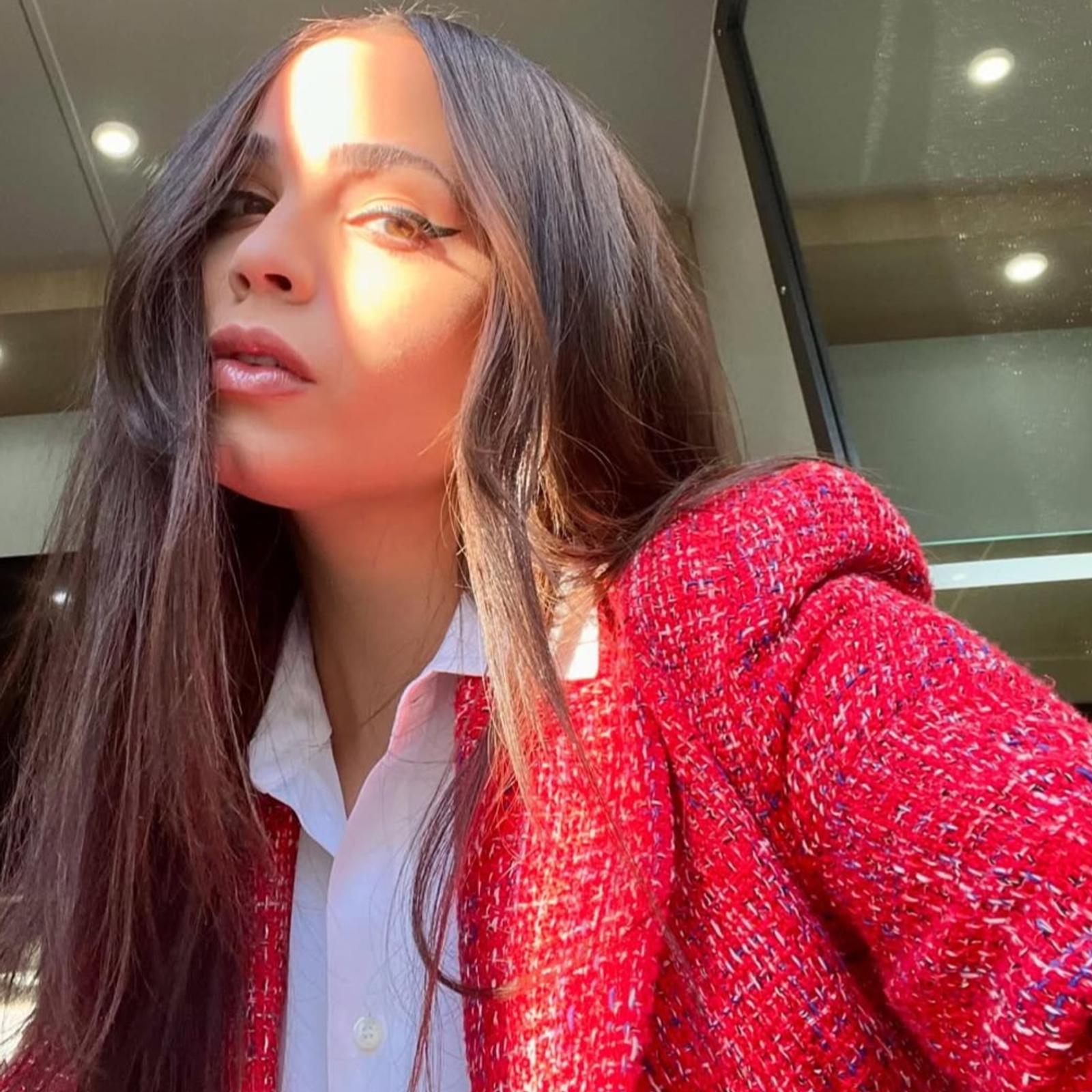 Intip Potret Menawan Sofia Carson dengan Berbagai Riasan 