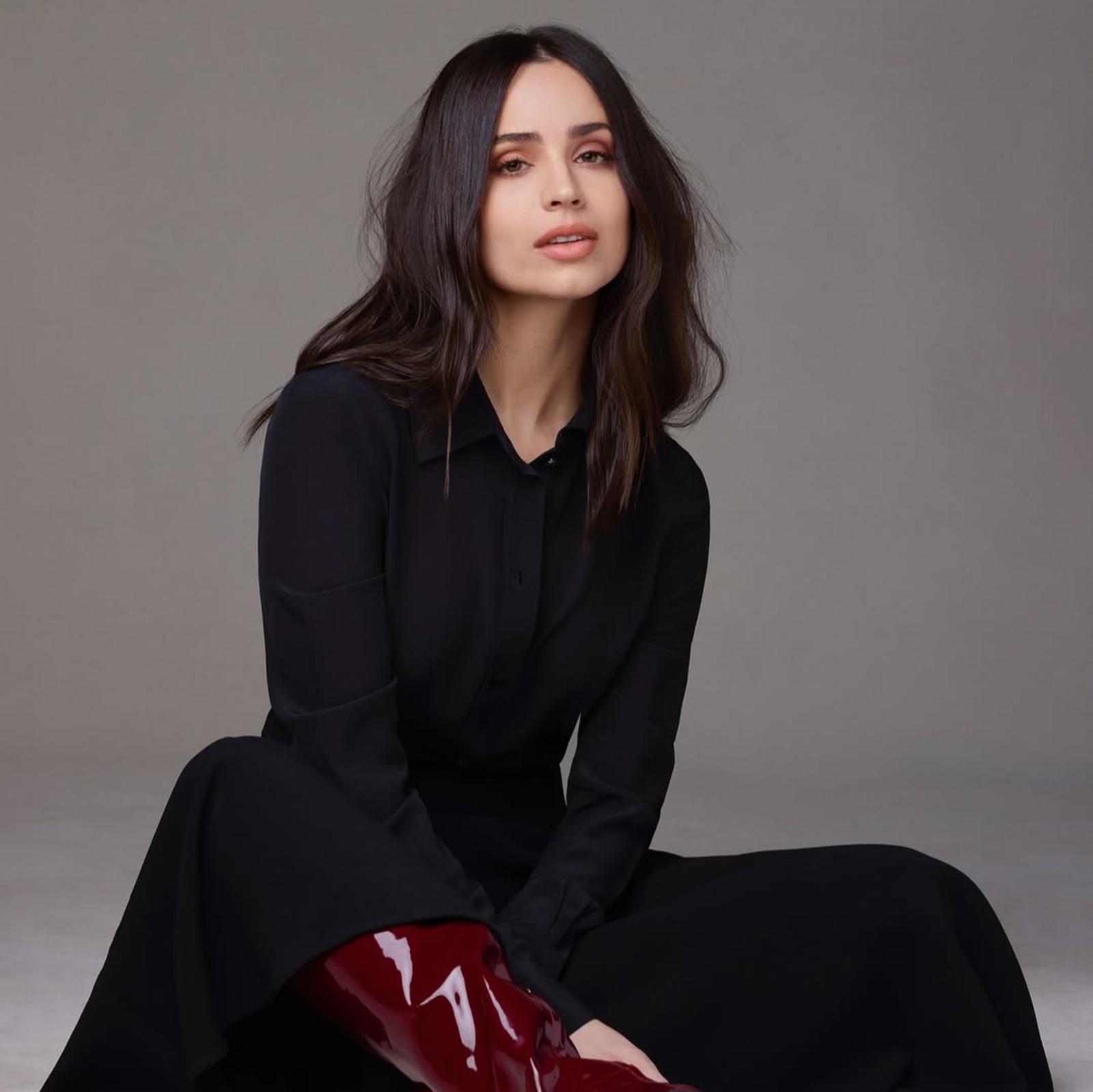 Intip Potret Menawan Sofia Carson dengan Berbagai Riasan 
