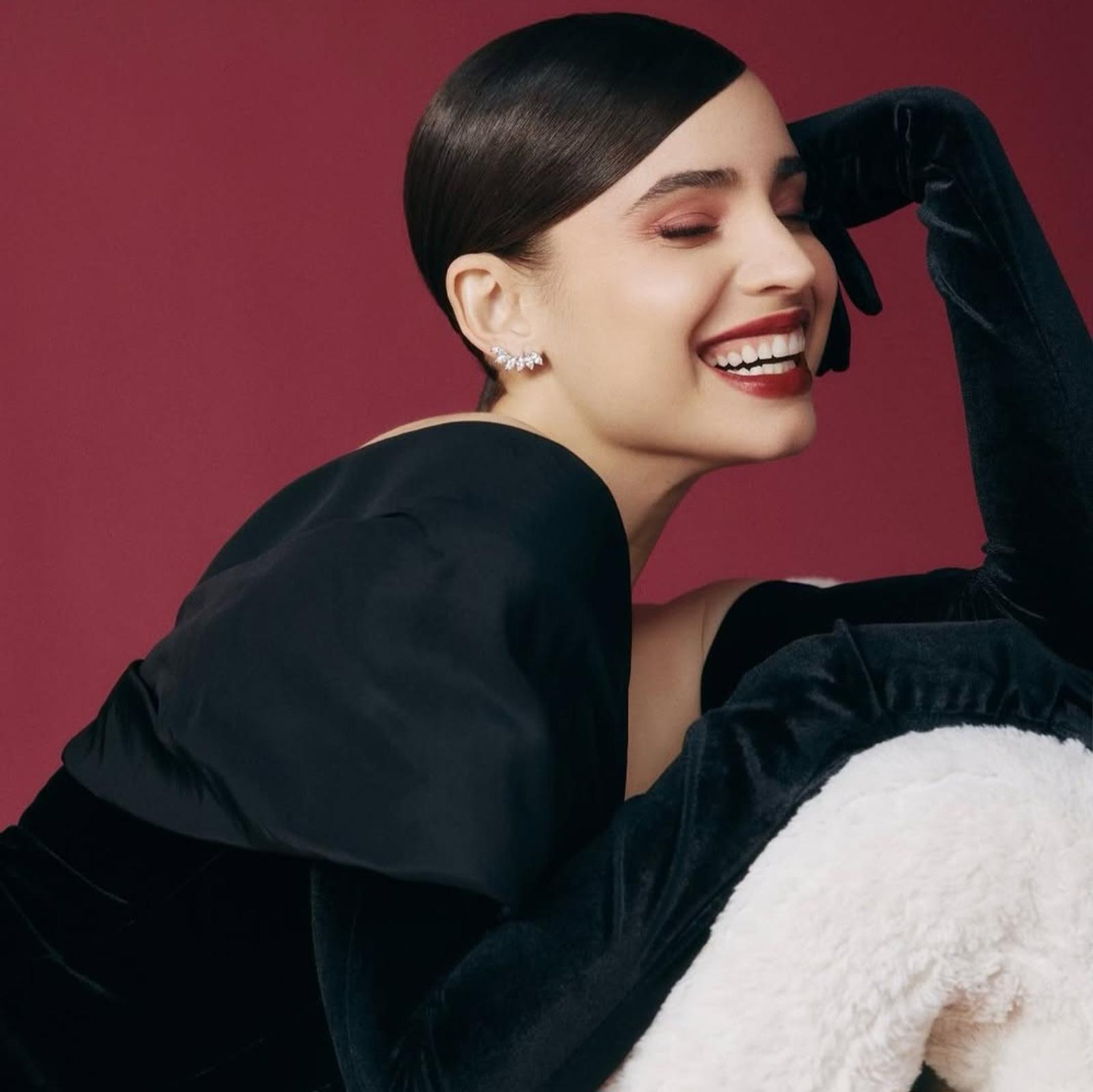 Intip Potret Menawan Sofia Carson dengan Berbagai Riasan 