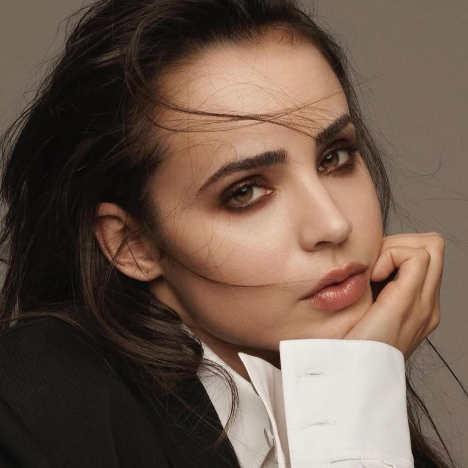 Intip Potret Menawan Sofia Carson dengan Berbagai Riasan 