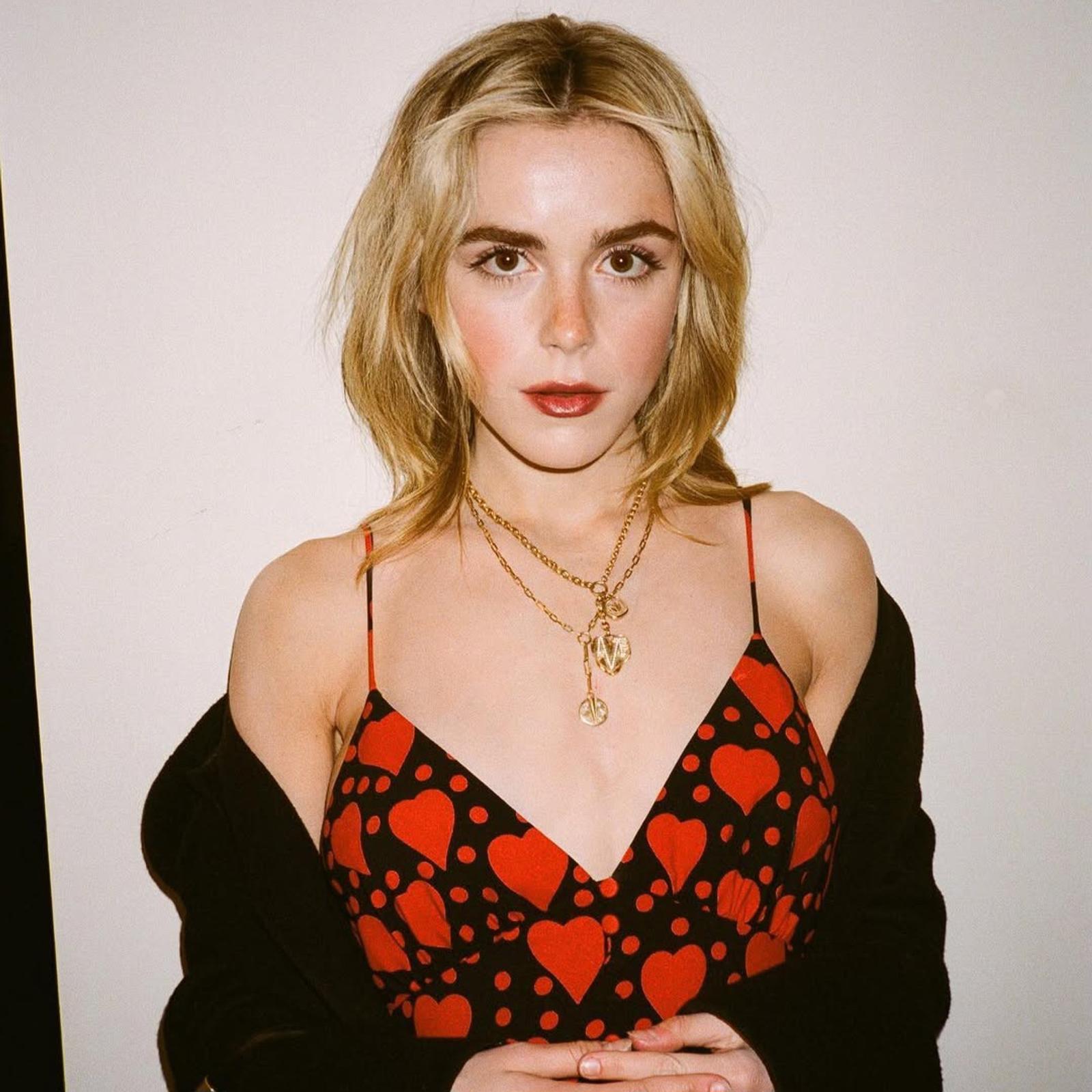Intip Potret Menawan Kiernan Shipka dengan Riasan Minimalis 