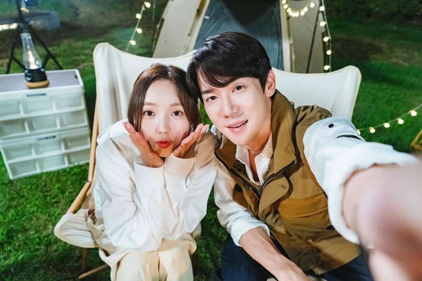 Cuma Akting, Yoo Yeon Seok Bantah Pacaran dengan Chae Soo Bin