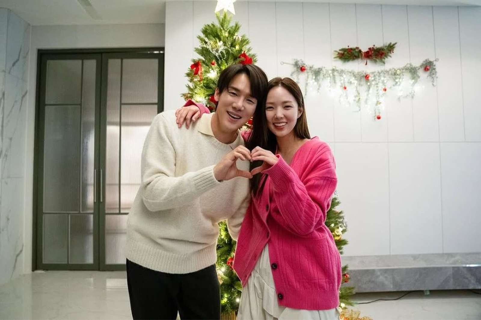 Cuma Akting, Yoo Yeon Seok Bantah Pacaran dengan Chae Soo Bin