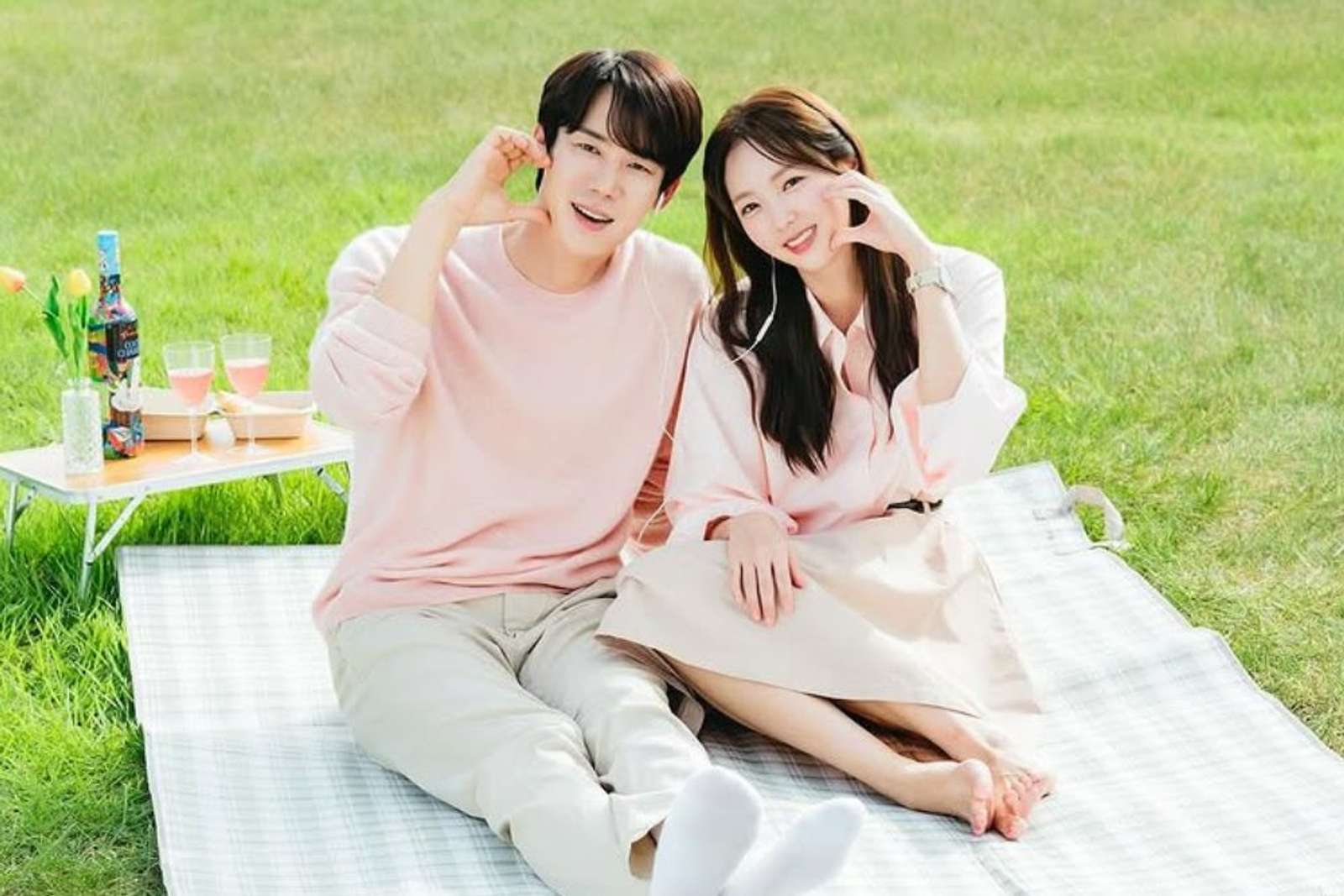 Cuma Akting, Yoo Yeon Seok Bantah Pacaran dengan Chae Soo Bin