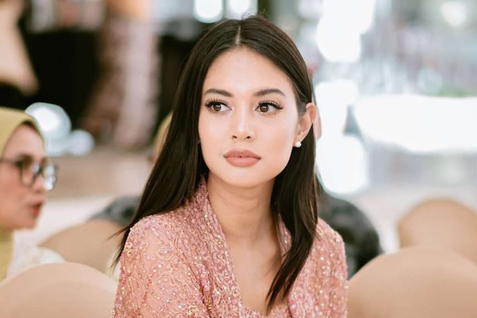 Deretan Gaya Makeup Aurelie Moeremans, Simpel Sekaligus Glamor 