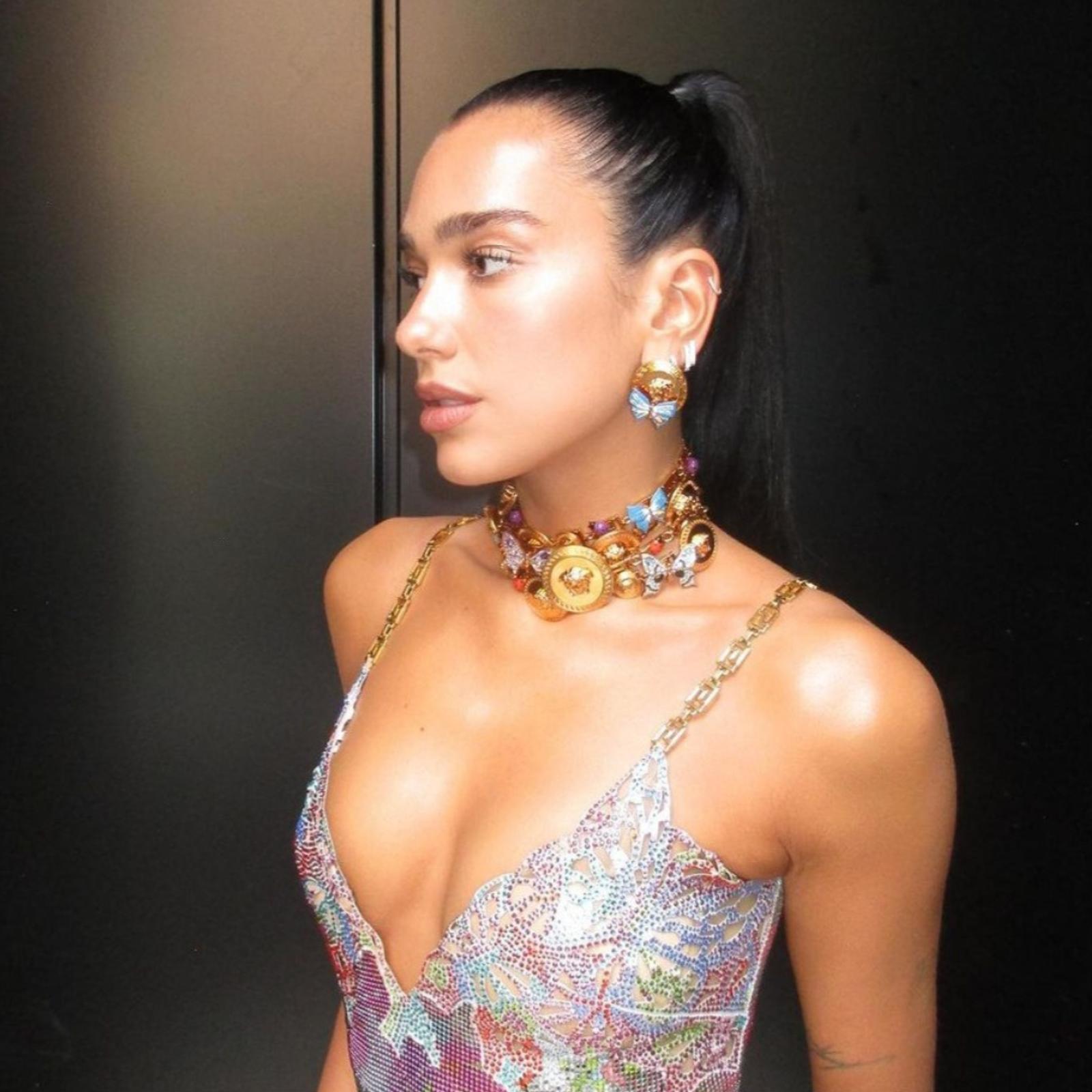 Potret Menawan Dua Lipa dengan Berbagai Riasan 