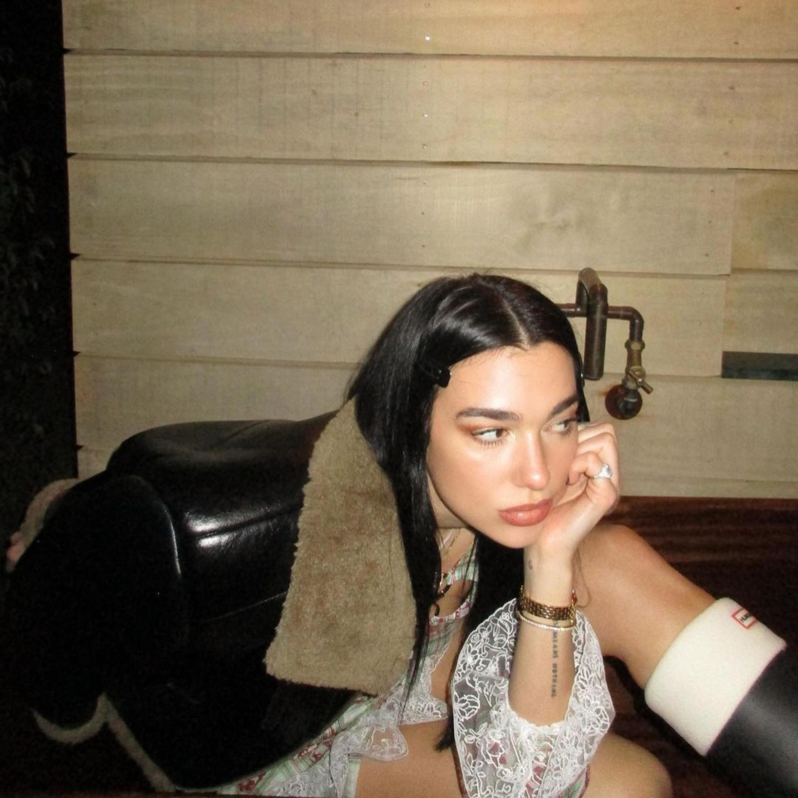 Potret Menawan Dua Lipa dengan Berbagai Riasan 
