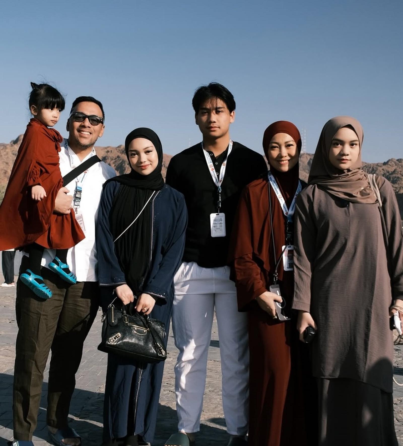 7 Pasangan Artis yang Umrah di Awal 2025, Makin Mesra dan Kompak!