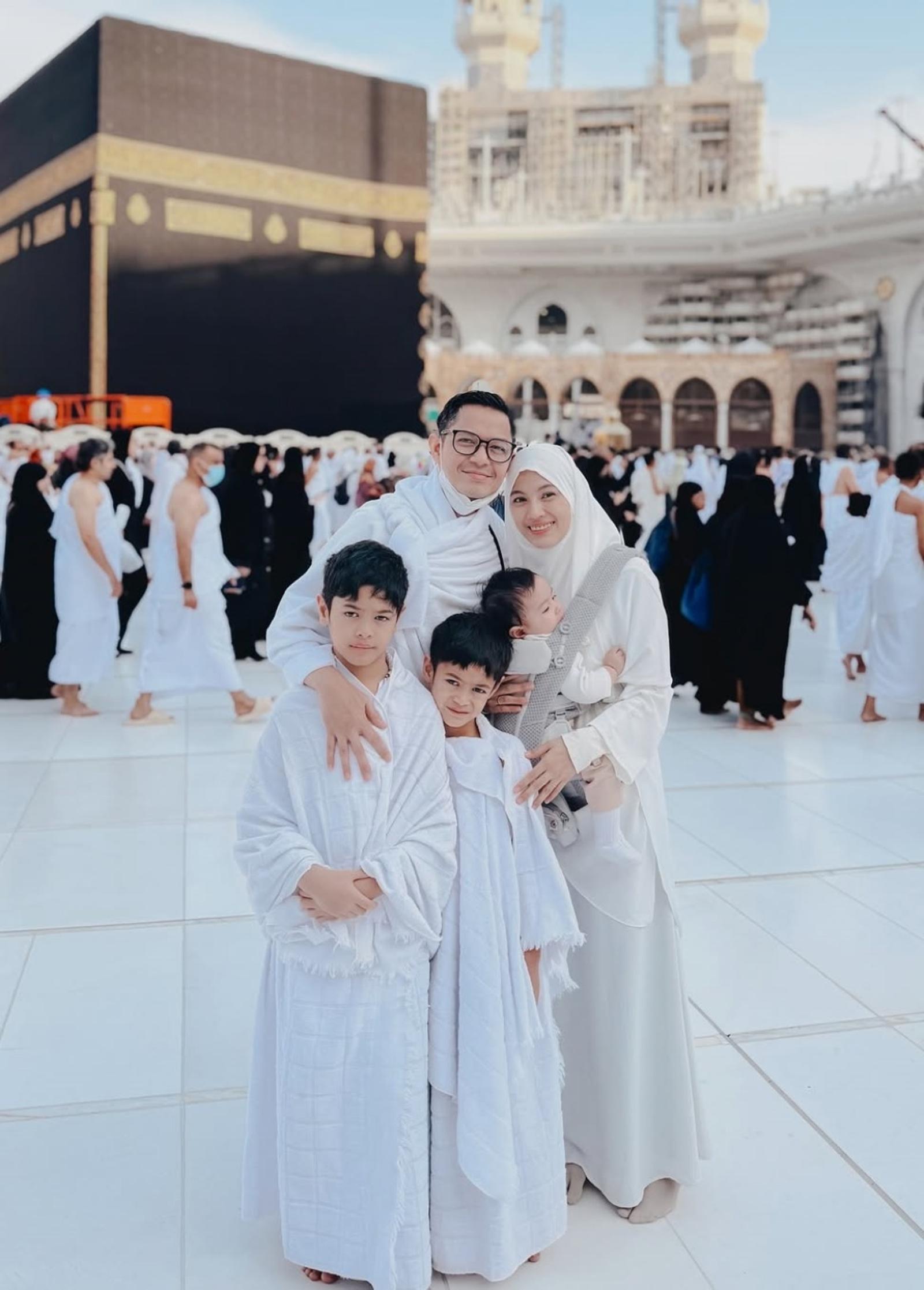 7 Pasangan Artis yang Umrah di Awal 2025, Makin Mesra dan Kompak!