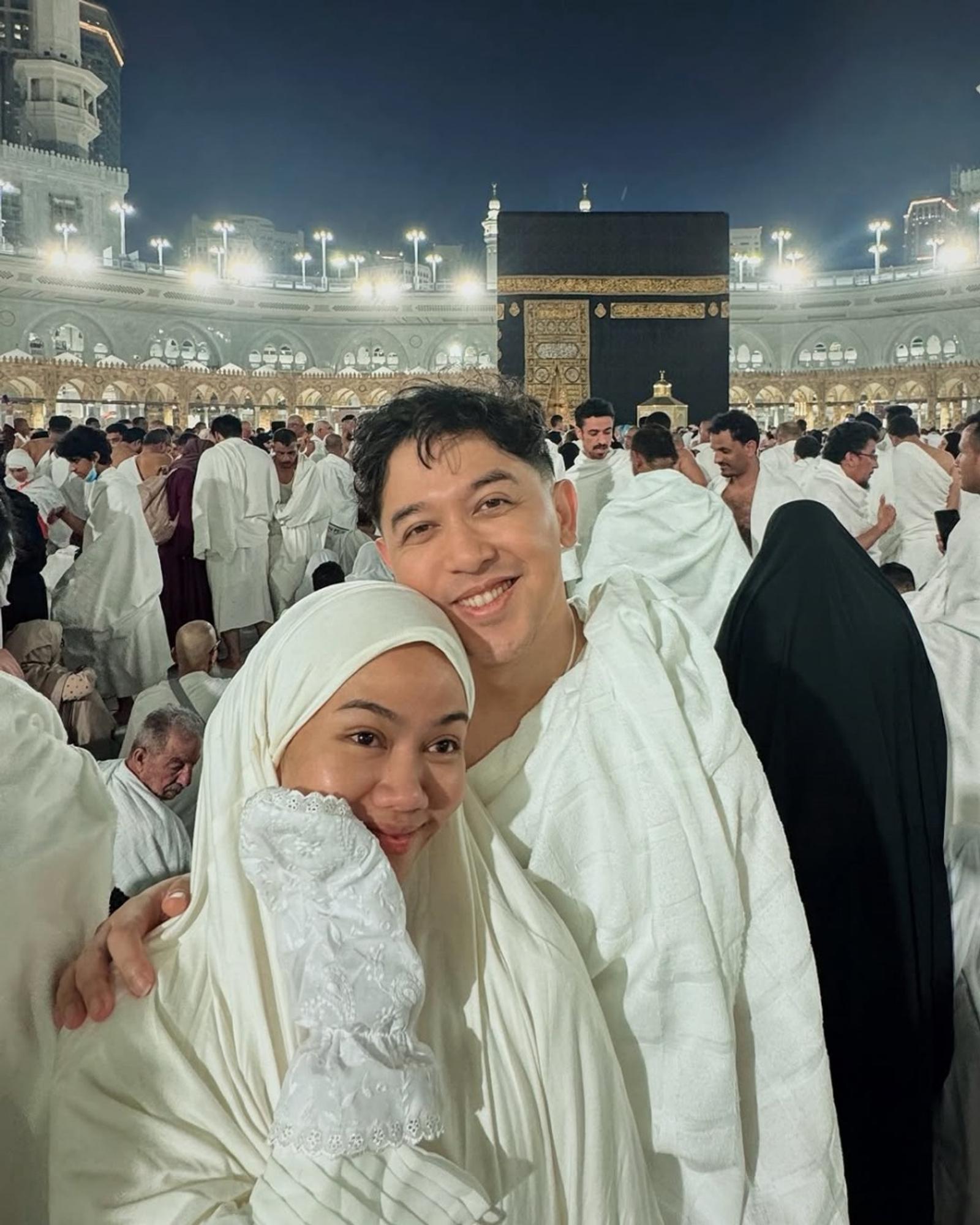 7 Pasangan Artis yang Umrah di Awal 2025, Makin Mesra dan Kompak!