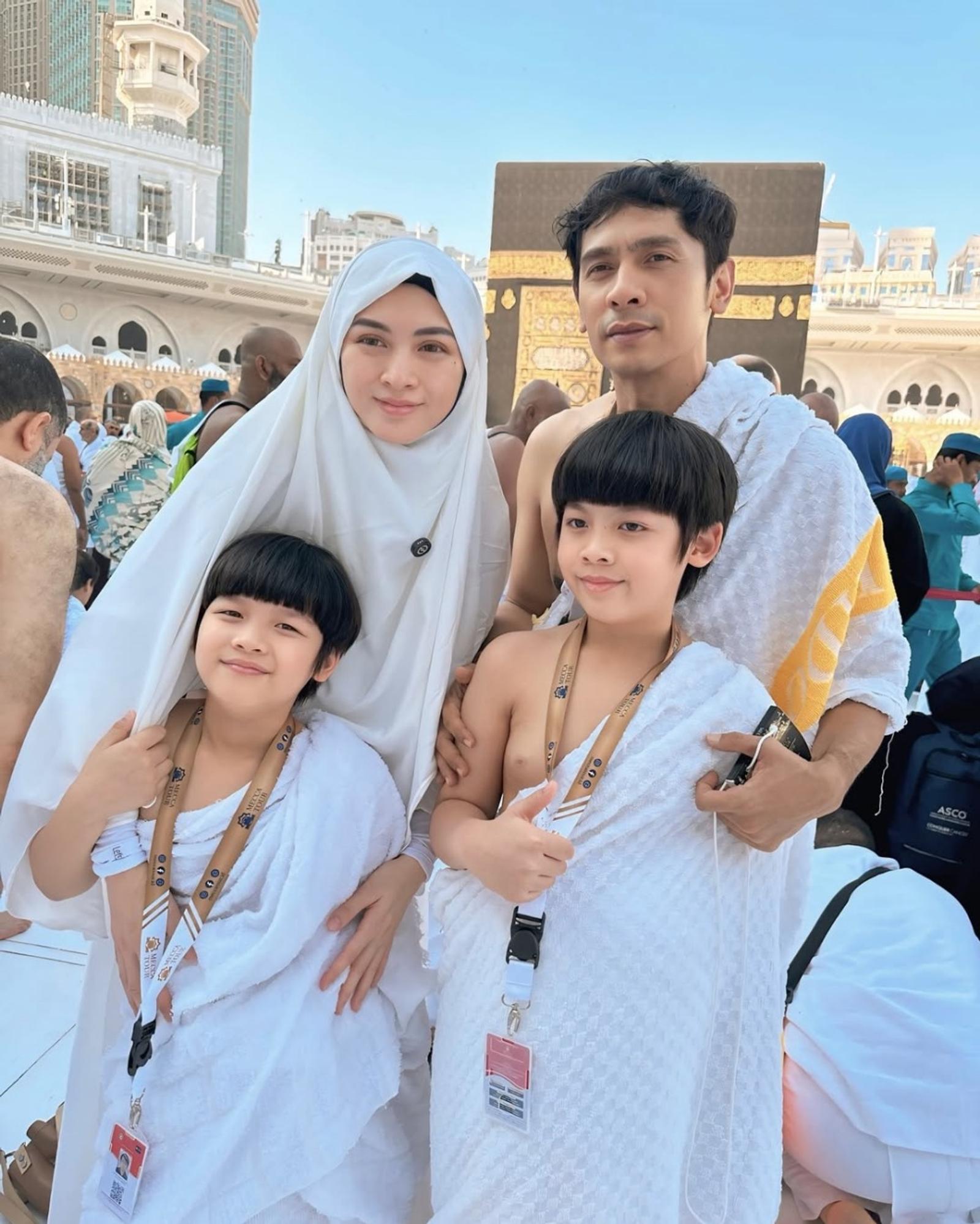 7 Pasangan Artis yang Umrah di Awal 2025, Makin Mesra dan Kompak!