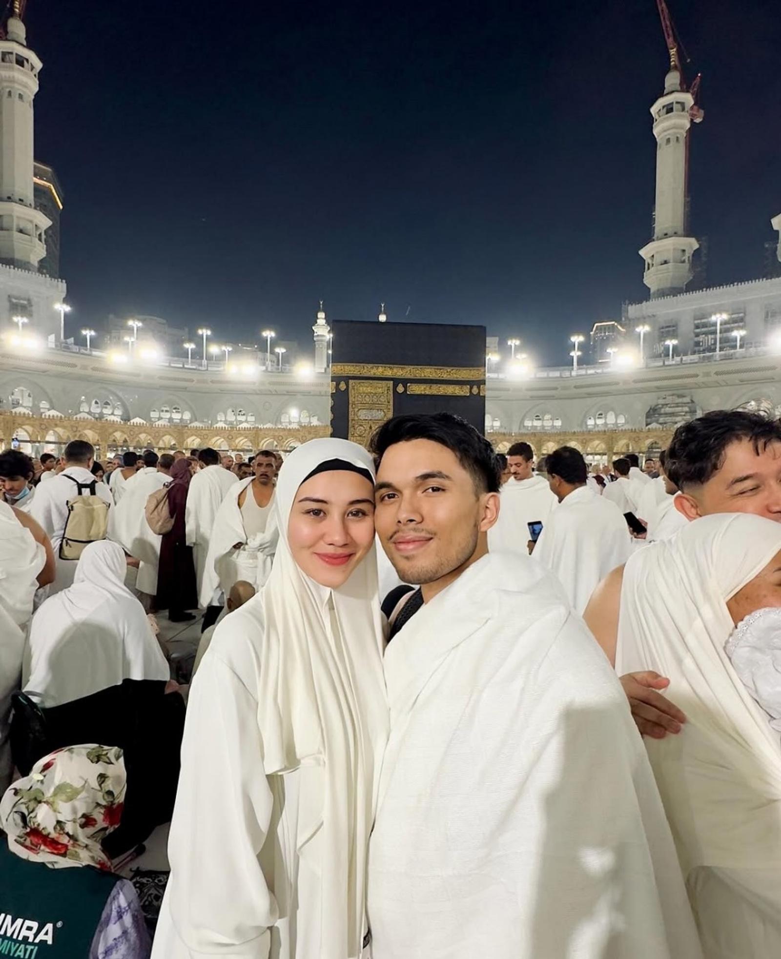 7 Pasangan Artis yang Umrah di Awal 2025, Makin Mesra dan Kompak!