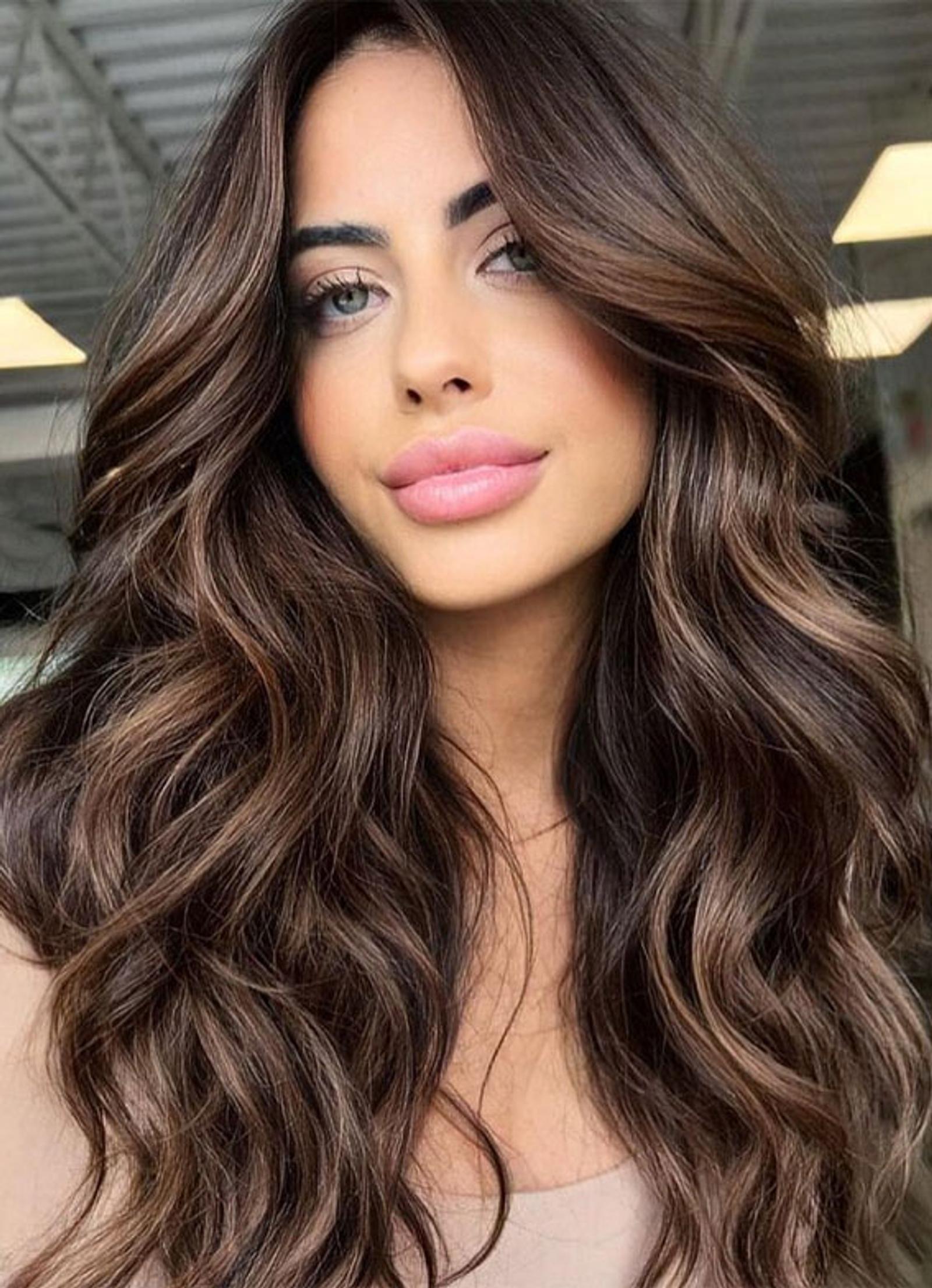 Rekomendasi Gaya Rambut Brunette yang Stylish dan Memesona